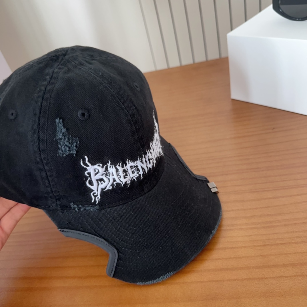 

Balencia*a 巴黎世家新款棒球帽
 🧢简约时尚超级无敌好看的帽子！