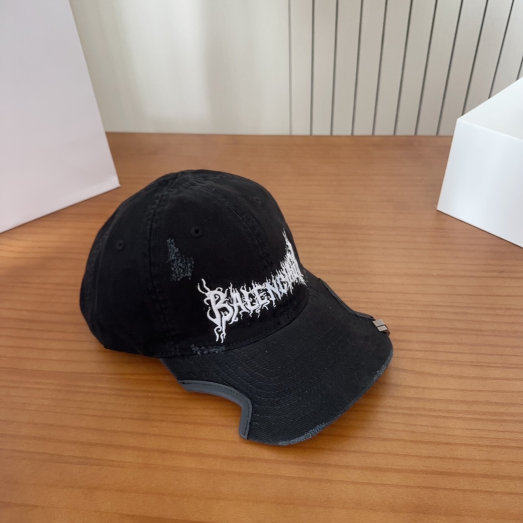 

Balencia*a 巴黎世家新款棒球帽
 🧢简约时尚超级无敌好看的帽子！