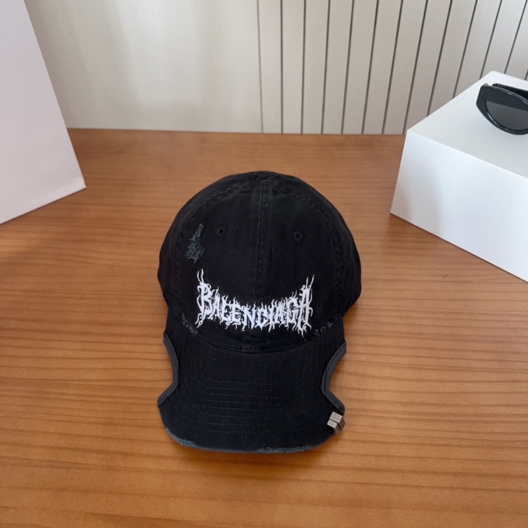 

Balencia*a 巴黎世家新款棒球帽
 🧢简约时尚超级无敌好看的帽子！