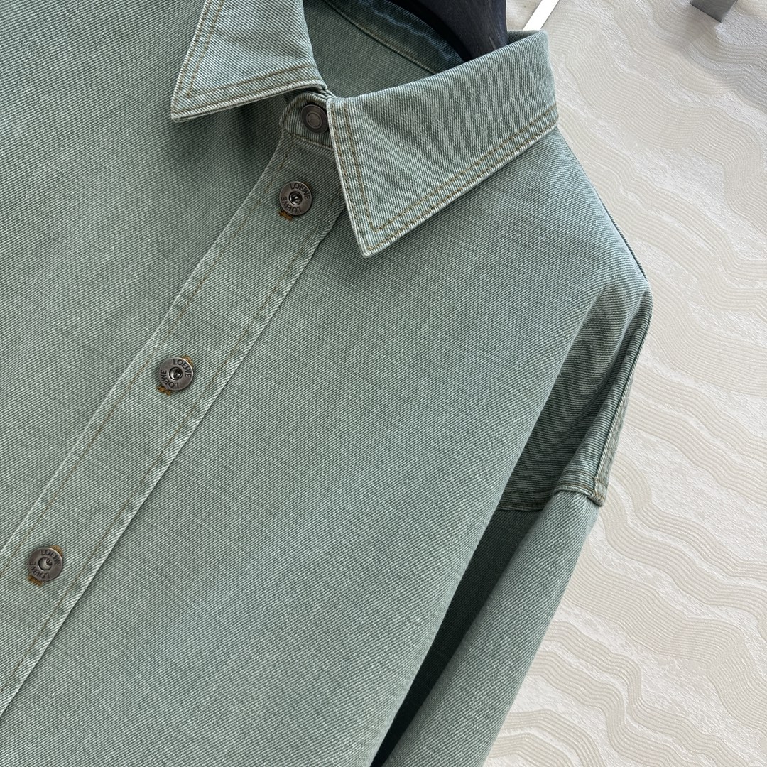 独家首发❤️爆单推荐，Lw时髦精穿搭！做旧双色织绿牛仔💚翻领衬衫外套两穿！松弛感拉满的清爽look。进口