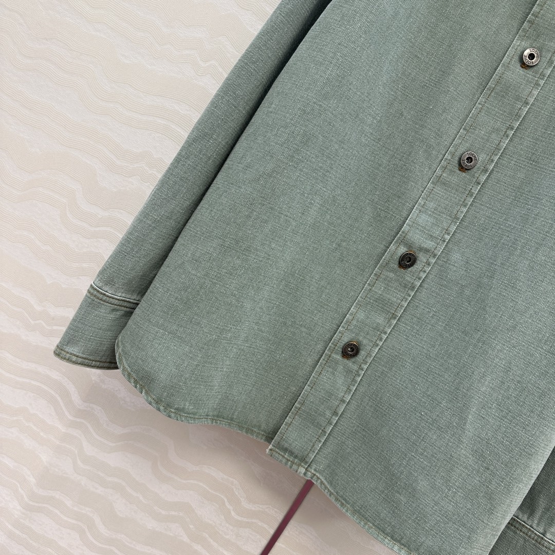 独家首发❤️爆单推荐，Lw时髦精穿搭！做旧双色织绿牛仔💚翻领衬衫外套两穿！松弛感拉满的清爽look。进口