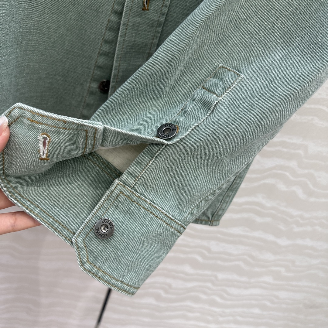 独家首发❤️爆单推荐，Lw时髦精穿搭！做旧双色织绿牛仔💚翻领衬衫外套两穿！松弛感拉满的清爽look。进口