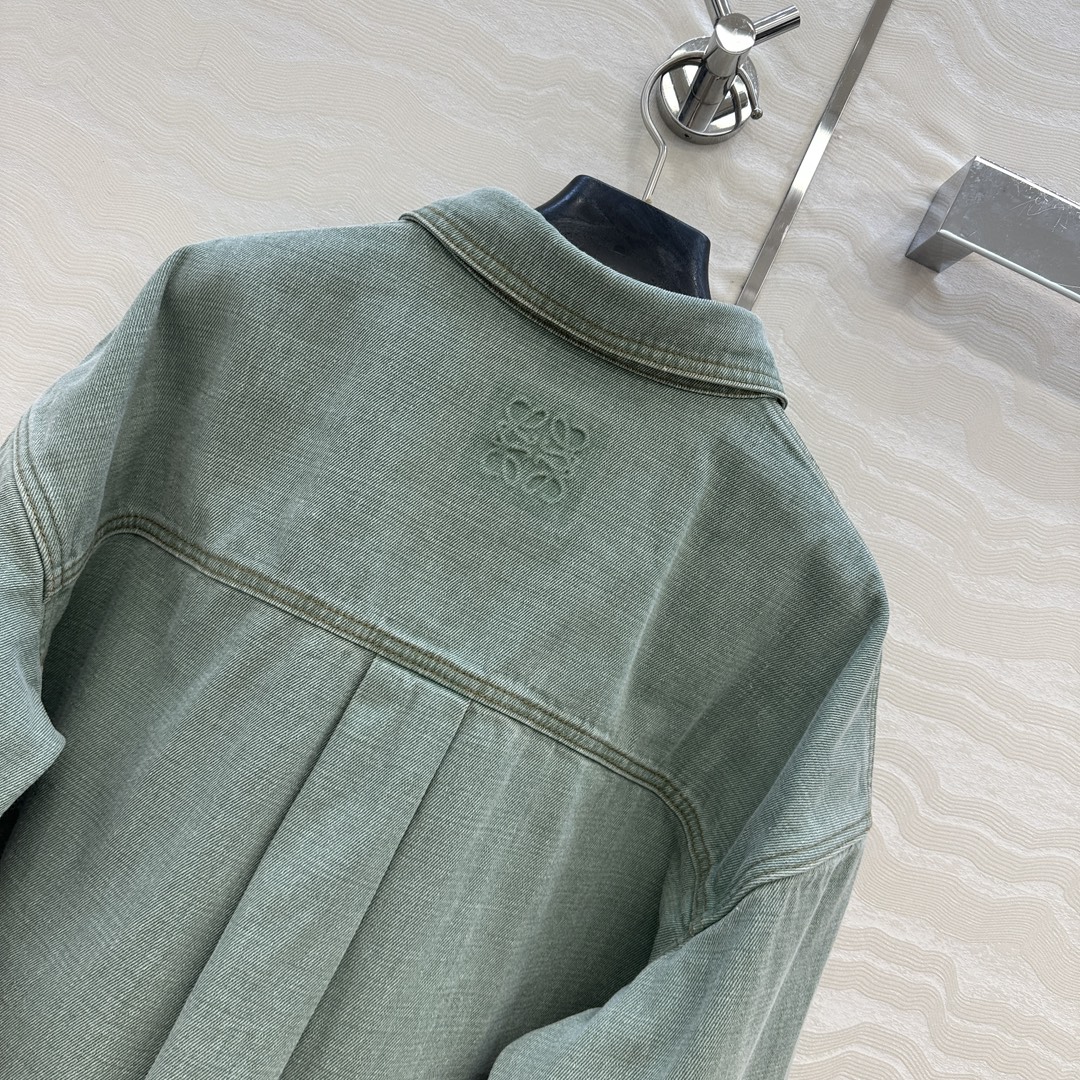 独家首发❤️爆单推荐，Lw时髦精穿搭！做旧双色织绿牛仔💚翻领衬衫外套两穿！松弛感拉满的清爽look。进口