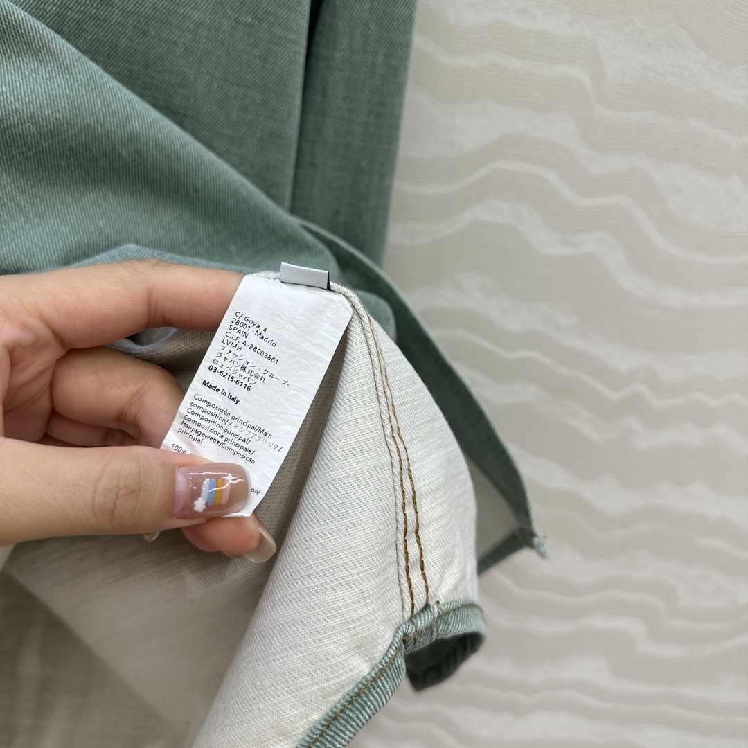 独家首发❤️爆单推荐，Lw时髦精穿搭！做旧双色织绿牛仔💚翻领衬衫外套两穿！松弛感拉满的清爽look。进口