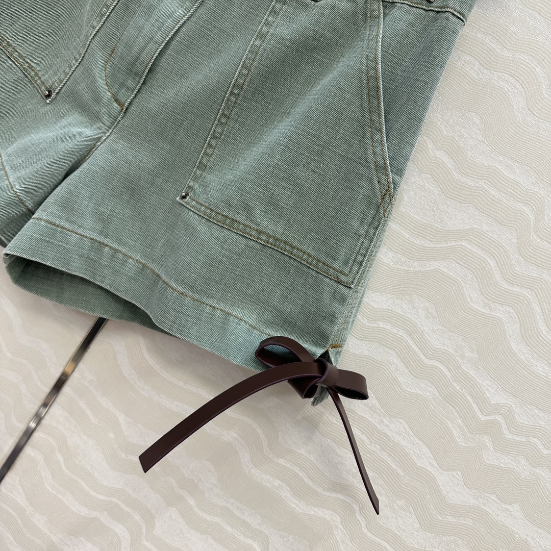 独家首发❤️爆单推荐，Lw时髦精穿搭！做旧双色织绿牛仔💚短裤！松弛感拉满的清爽look。进口牛仔筋骨感十