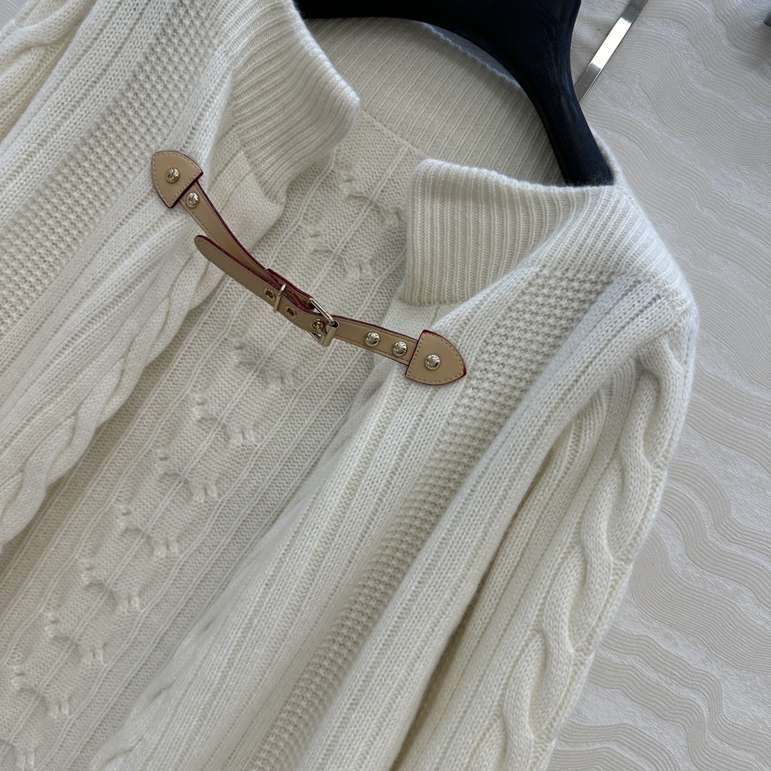 独家首发❤️原单品质❤️L高智感穿搭新品羊绒外套！原版定制MONOGRAM袖标，重工艺全手工油边工艺。定