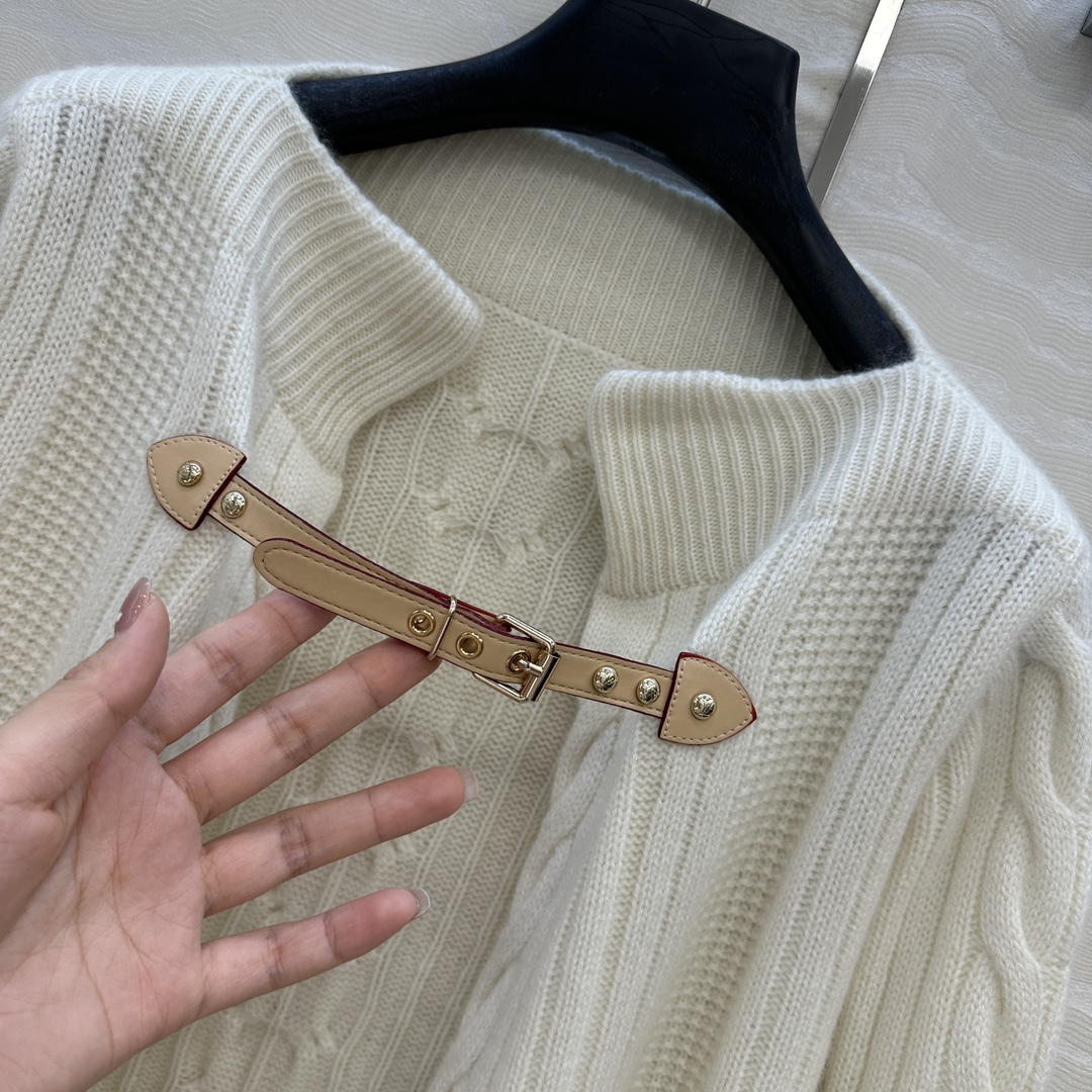 独家首发❤️原单品质❤️L高智感穿搭新品羊绒外套！原版定制MONOGRAM袖标，重工艺全手工油边工艺。定