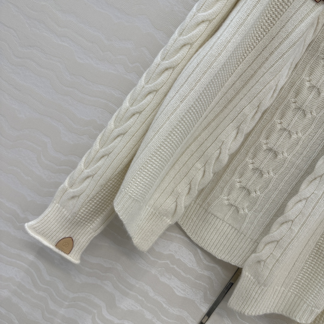 独家首发❤️原单品质❤️L高智感穿搭新品羊绒外套！原版定制MONOGRAM袖标，重工艺全手工油边工艺。定