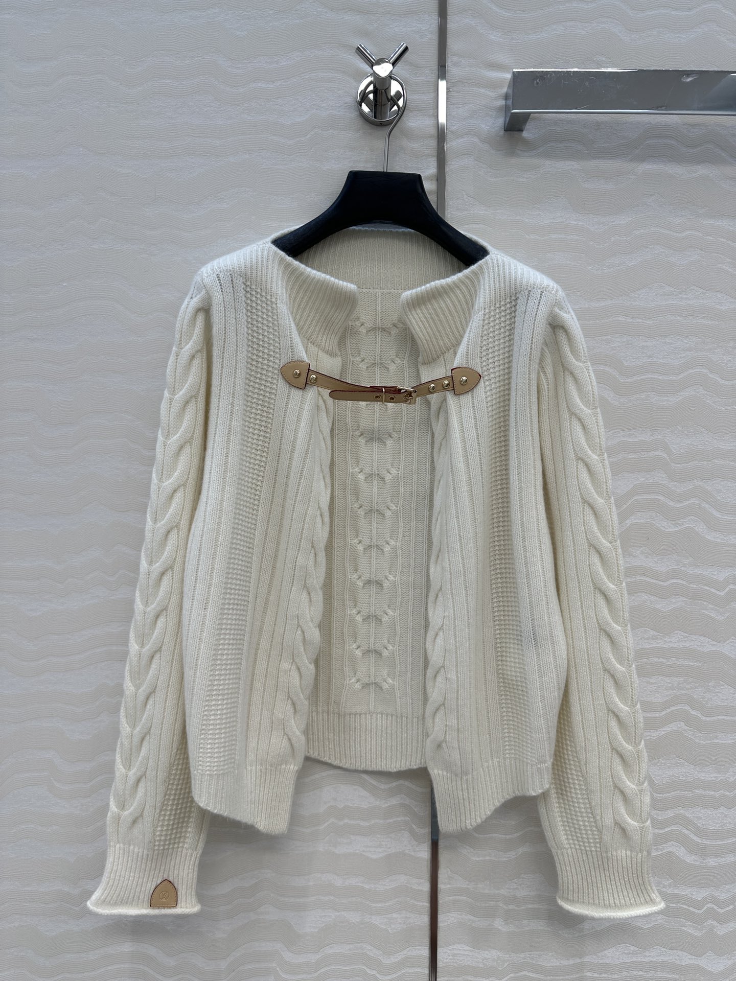 独家首发❤️原单品质❤️L高智感穿搭新品羊绒外套！原版定制MONOGRAM袖标，重工艺全手工油边工艺。定