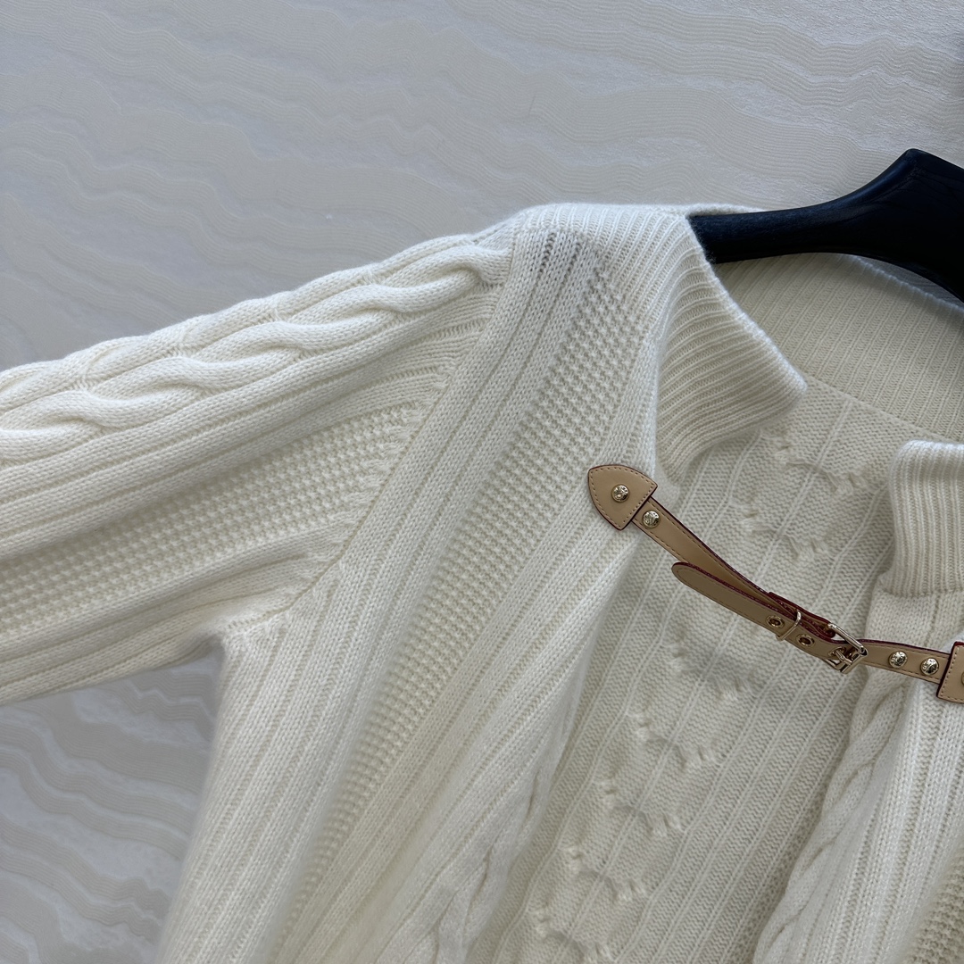 独家首发❤️原单品质❤️L高智感穿搭新品羊绒外套！原版定制MONOGRAM袖标，重工艺全手工油边工艺。定