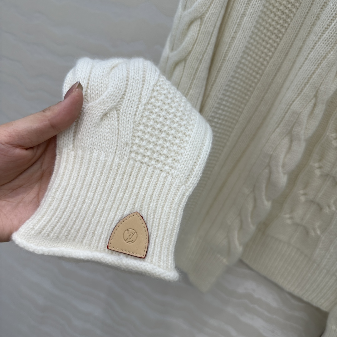 独家首发❤️原单品质❤️L高智感穿搭新品羊绒外套！原版定制MONOGRAM袖标，重工艺全手工油边工艺。定