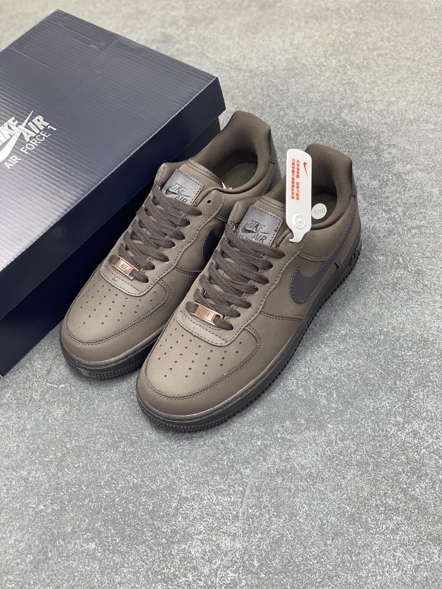 图片[8]-Nike Air Force 1 深棕 原楦头原纸板 打造纯正空军版型#专注外贸渠道 全掌内置蜂窝气垫 #原盒配件 原厂中底钢印、拉帮完美 货号：DR9503-200 尺码：36 36.5 37.5 38 38.5 39 40 40.5 41 42 42.5 43 44 44.5 45-选品中心