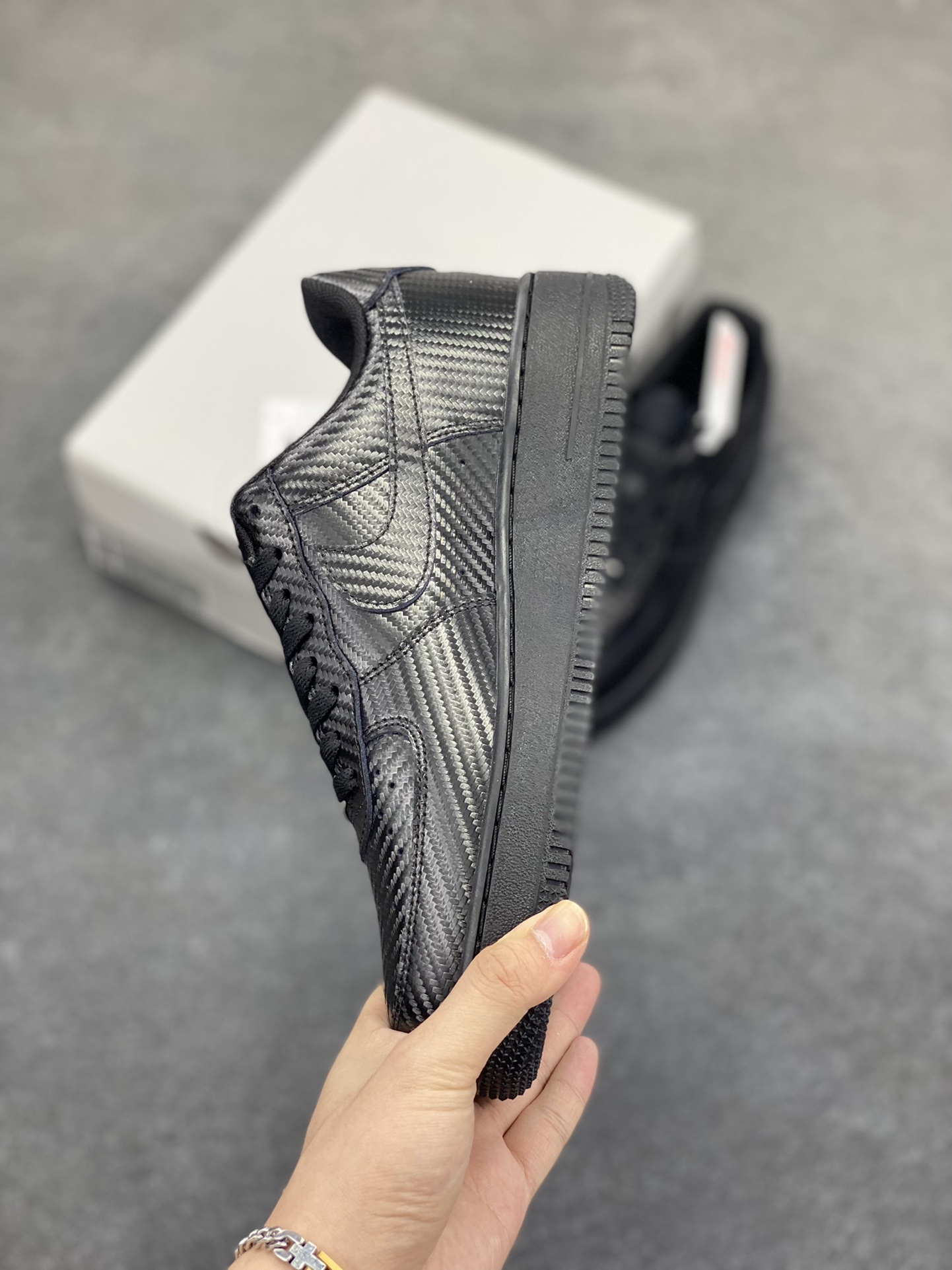 图片[3]-NK Air Force 1 空军一号 碳纤维全黑 原楦头原纸板 打造纯正空军版型#专注外贸渠道 全掌内置蜂窝气垫 #原盒配件 原厂中底钢印、拉帮完美 货号：HF2886-001 尺码：36 36.5 37.5 38 38.5 39 40 40.5 41 42 42.5 43 44 44.5 45-选品中心