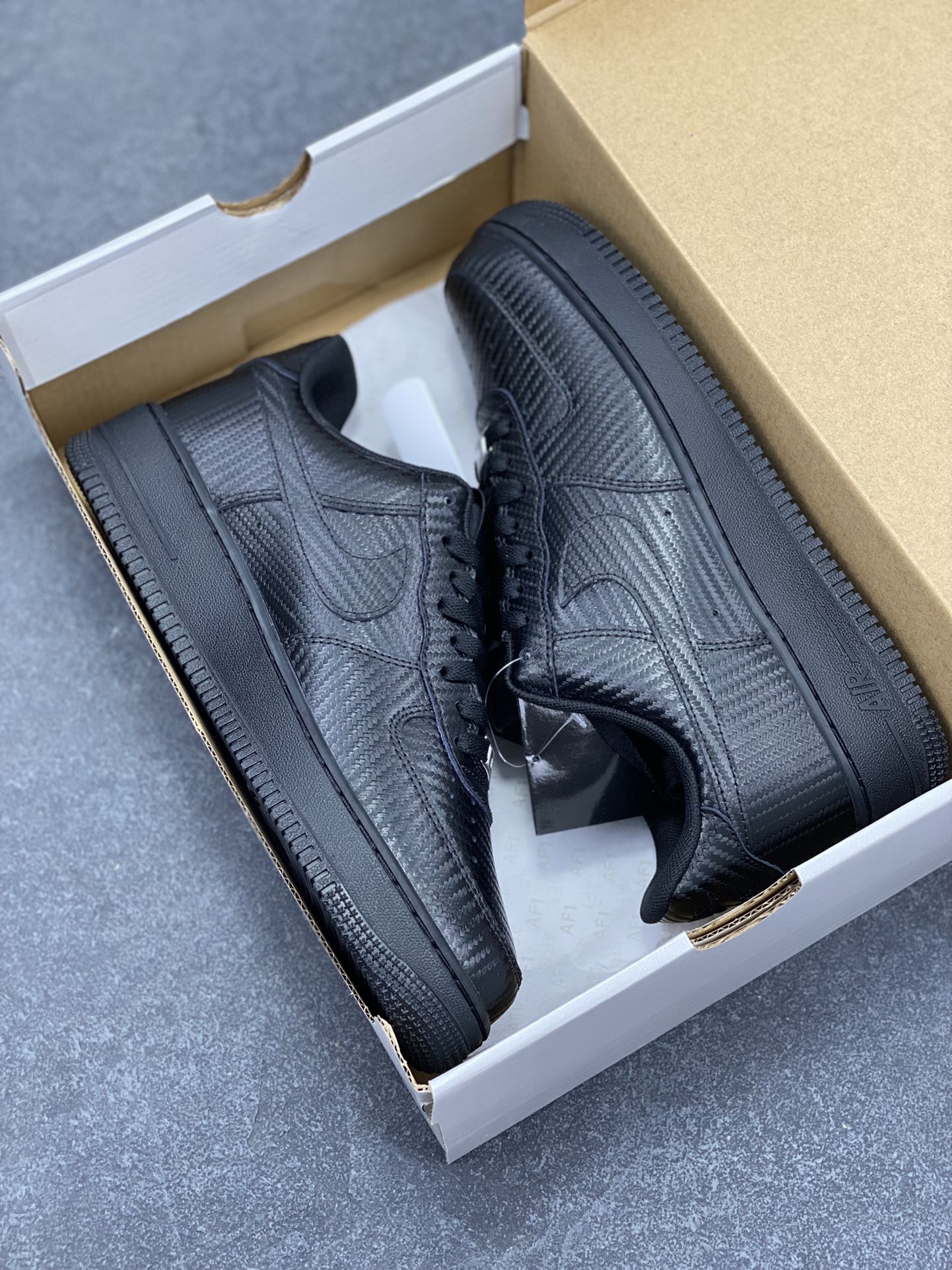 图片[9]-NK Air Force 1 空军一号 碳纤维全黑 原楦头原纸板 打造纯正空军版型#专注外贸渠道 全掌内置蜂窝气垫 #原盒配件 原厂中底钢印、拉帮完美 货号：HF2886-001 尺码：36 36.5 37.5 38 38.5 39 40 40.5 41 42 42.5 43 44 44.5 45-选品中心