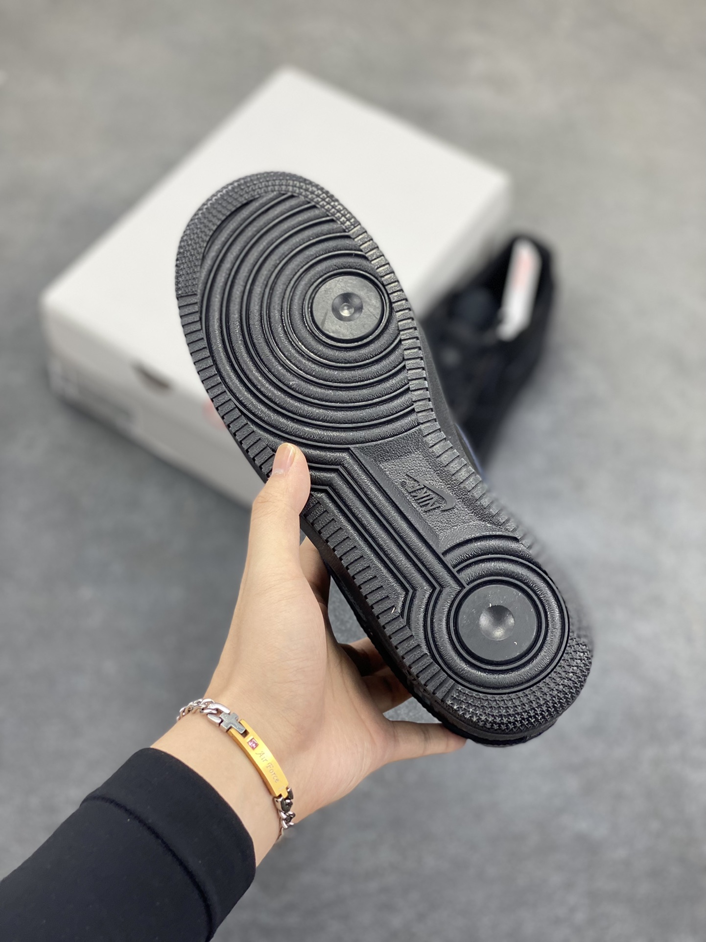 图片[5]-NK Air Force 1 空军一号 碳纤维全黑 原楦头原纸板 打造纯正空军版型#专注外贸渠道 全掌内置蜂窝气垫 #原盒配件 原厂中底钢印、拉帮完美 货号：HF2886-001 尺码：36 36.5 37.5 38 38.5 39 40 40.5 41 42 42.5 43 44 44.5 45-选品中心