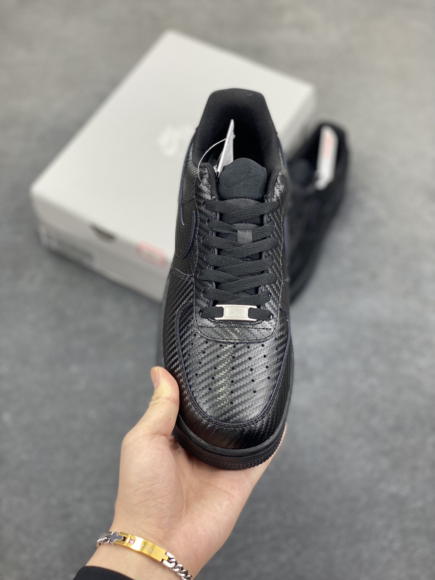 图片[2]-NK Air Force 1 空军一号 碳纤维全黑 原楦头原纸板 打造纯正空军版型#专注外贸渠道 全掌内置蜂窝气垫 #原盒配件 原厂中底钢印、拉帮完美 货号：HF2886-001 尺码：36 36.5 37.5 38 38.5 39 40 40.5 41 42 42.5 43 44 44.5 45-选品中心