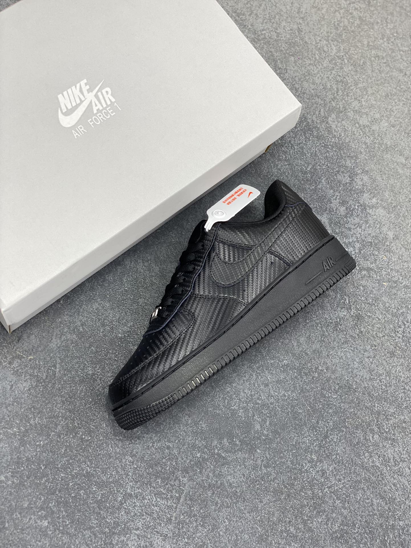 图片[7]-NK Air Force 1 空军一号 碳纤维全黑 原楦头原纸板 打造纯正空军版型#专注外贸渠道 全掌内置蜂窝气垫 #原盒配件 原厂中底钢印、拉帮完美 货号：HF2886-001 尺码：36 36.5 37.5 38 38.5 39 40 40.5 41 42 42.5 43 44 44.5 45-选品中心