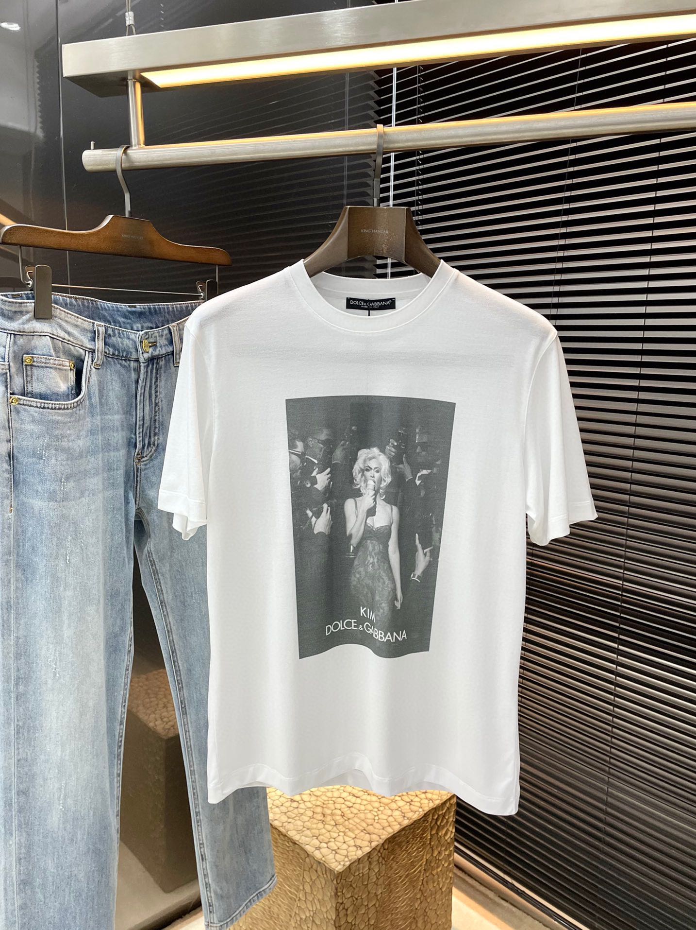 NO:469660,P Dolce & Gabbana- (Dolce & Gabbana) series VIP high-end customization, new short-sleeved spring and summer style, versatile style, anyone can easily control the fabric, fully customized craftsmanship, high-quality cotton fabric, the fabric feels soft, the upper body is comfortable and soft, the simple style is very classy, ​​simple and unique, the style is very exquisite, the style is very exquisite, and it will highlight the exquisiteness of business men!  Size M-3XL, Dolce & Gabbana, Dolce & Gabbana, T-shirt, alexander wang19860909P  Dolce&Gabbana-（杜嘉班纳）系列 VIP高级定制 春夏季新款短袖 百搭款式 任何人都可以轻松驾驭 面料全订制工艺 高定一等品全棉面料 面料手感柔软,上身舒适柔软 简约的款式非常显档次,简约个性时尚,版型剪裁非常精致,显气场,又会凸显商务男士的精致！尺码 M-3XL,,Dolce&Gabbana,Dolce&Gabbana,T-shirt,alexander wang,Men's clothing