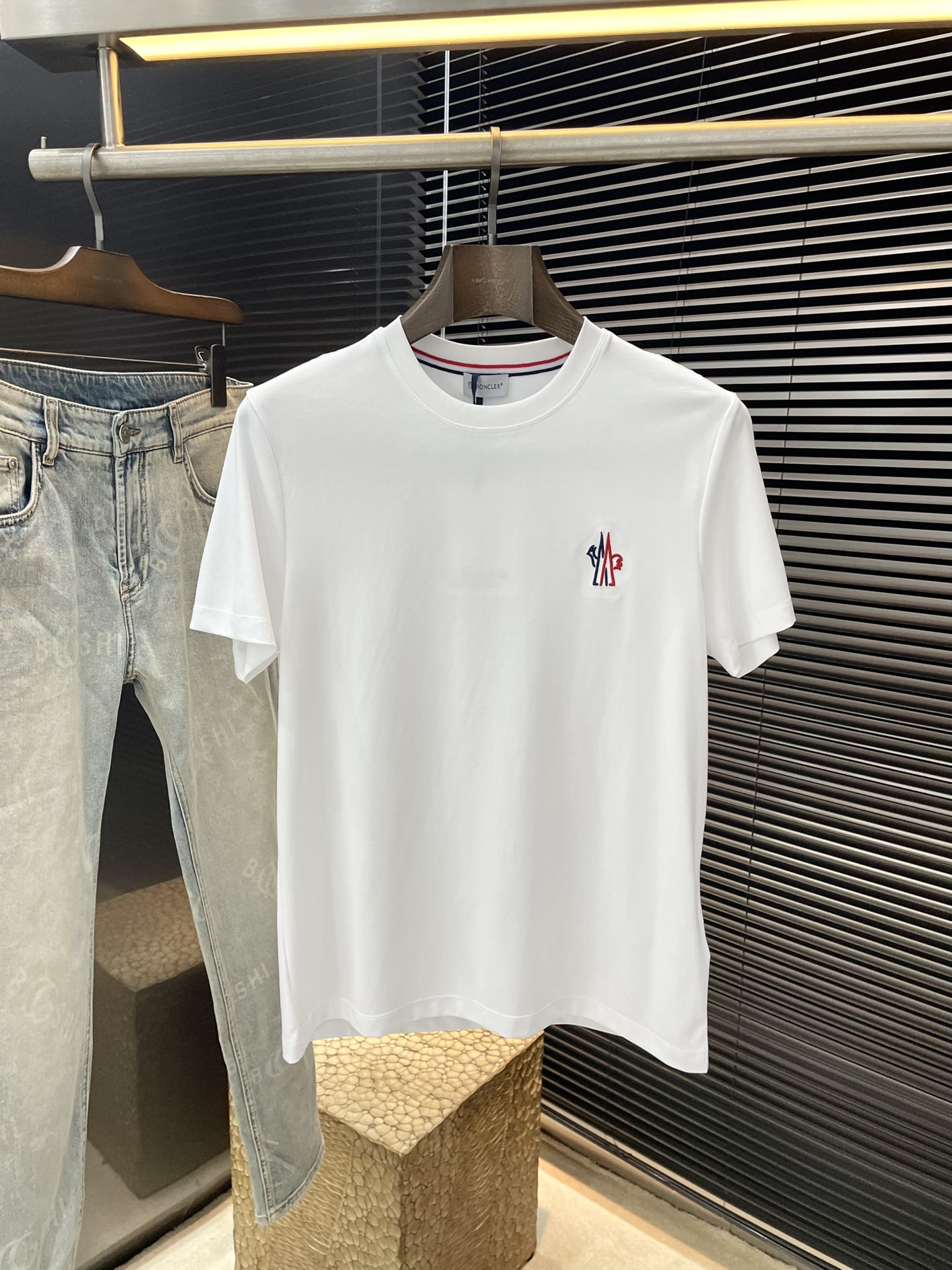 NO:469665,P Moncher- (Shirt) series VIP high-end customization, new short-sleeved, versatile style, anyone can easily control the fabric, fully customized craftsmanship, high-quality mercerized cotton fabric, the fabric feels soft, the upper body is comfortable and soft. The simple style is very classy, ​​simple and unique, the style is very exquisite, showing the aura, and it will highlight the exquisiteness of business men!  Size M-3XL, Moncler, T-shirt, alexander wang19860909P  Moncher-（蒙口）系列 VIP高级定制 新款短袖 百搭款式 任何人都可以轻松驾驭 面料全订制工艺 高定一等品丝光棉面料 面料手感柔软,上身舒适柔软 简约的款式非常显档次,简约个性时尚,版型剪裁非常精致,显气场,又会凸显商务男士的精致！尺码 M-3XL,,Moncler,T-shirt,alexander wang,Men's clothing