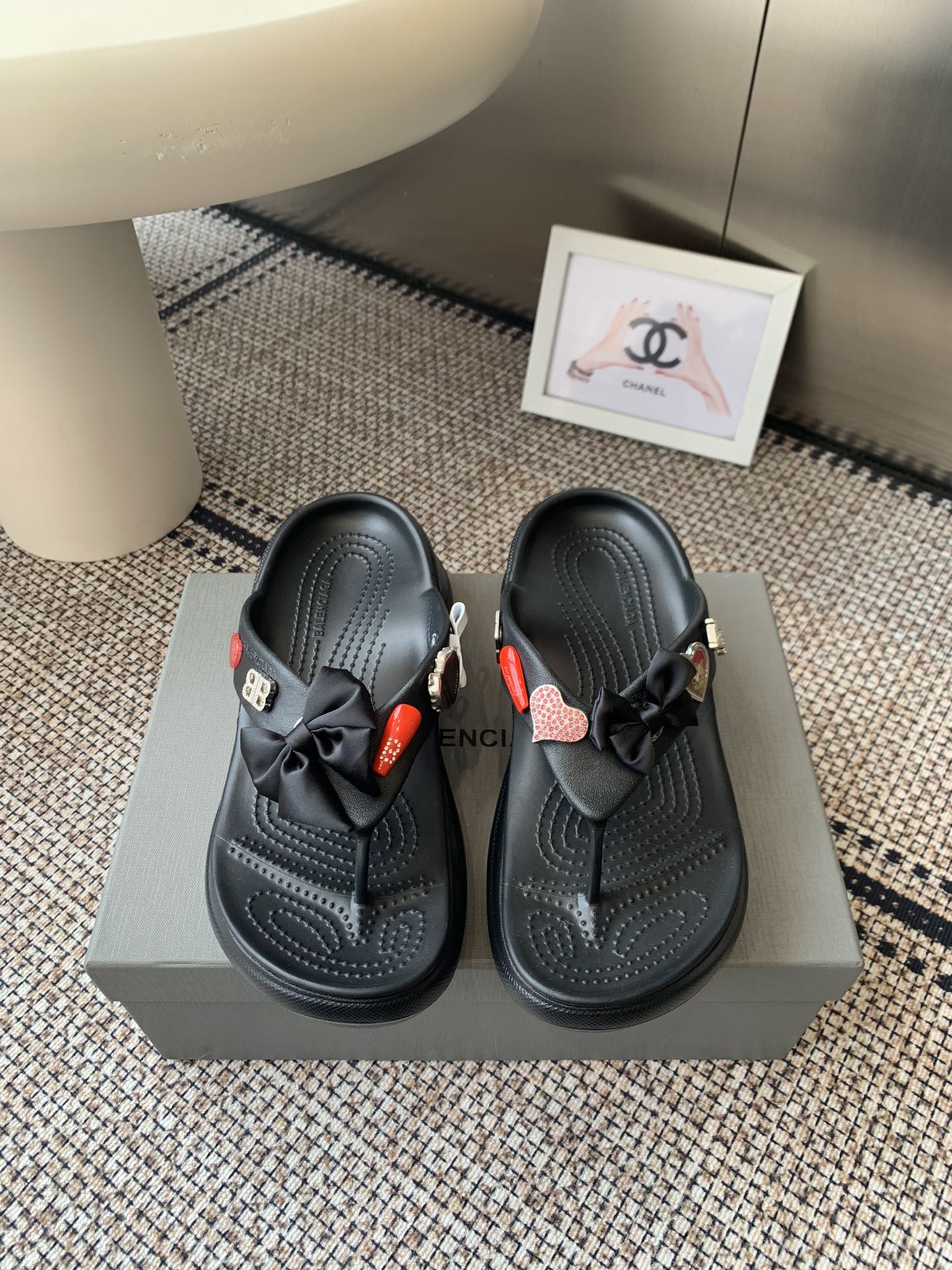 NO:511885,Balenciaga 25ss summer new style, bow-climbed thick-soled sandals, upper decorated with playful bow elements, pink diamond love, letters and other elements, exquisite and eye-catching, sweet and cool, thick-soled design, not only quietly increases, but also makes you confident in walking, has a fashionable visual sense, and it will not appear bulky at all. The material is soft and skin-friendly. It is comfortable to wear on the feet like stepping on a cloud. Whether it is matched with casual shorts, T-shirts, or Xianmei dresses, it can be seamlessly adapted, instantly improving the fashion of the overall look. Size 35-40 (customized for 40), split-toe shoes, balenciaga, balenciaga, skirts, shorts, tees, t-shirt19860909Balenciaga巴黎世家25ss夏季新款 蝴蝶结夹脚厚底凉拖 鞋面装饰有俏皮的蝴蝶结元素 还有粉钻的爱心 字母等元素 精致又吸睛 甜美中带着酷感 厚底设计 不仅悄悄增高 还让你走路自信满满 拥有潮味视感 而且完全不会显得笨重 材质柔软亲肤 上脚舒适得就像踩在云朵上 无论是搭配休闲的短裤 T恤 还是仙美的连衣裙 都能无缝适配 瞬间提升整体造型的时尚度 码数35-40（40定做）,分趾鞋,balenciaga,balenciaga,skirts,shorts,tees，t-shirt,Women's Shoes