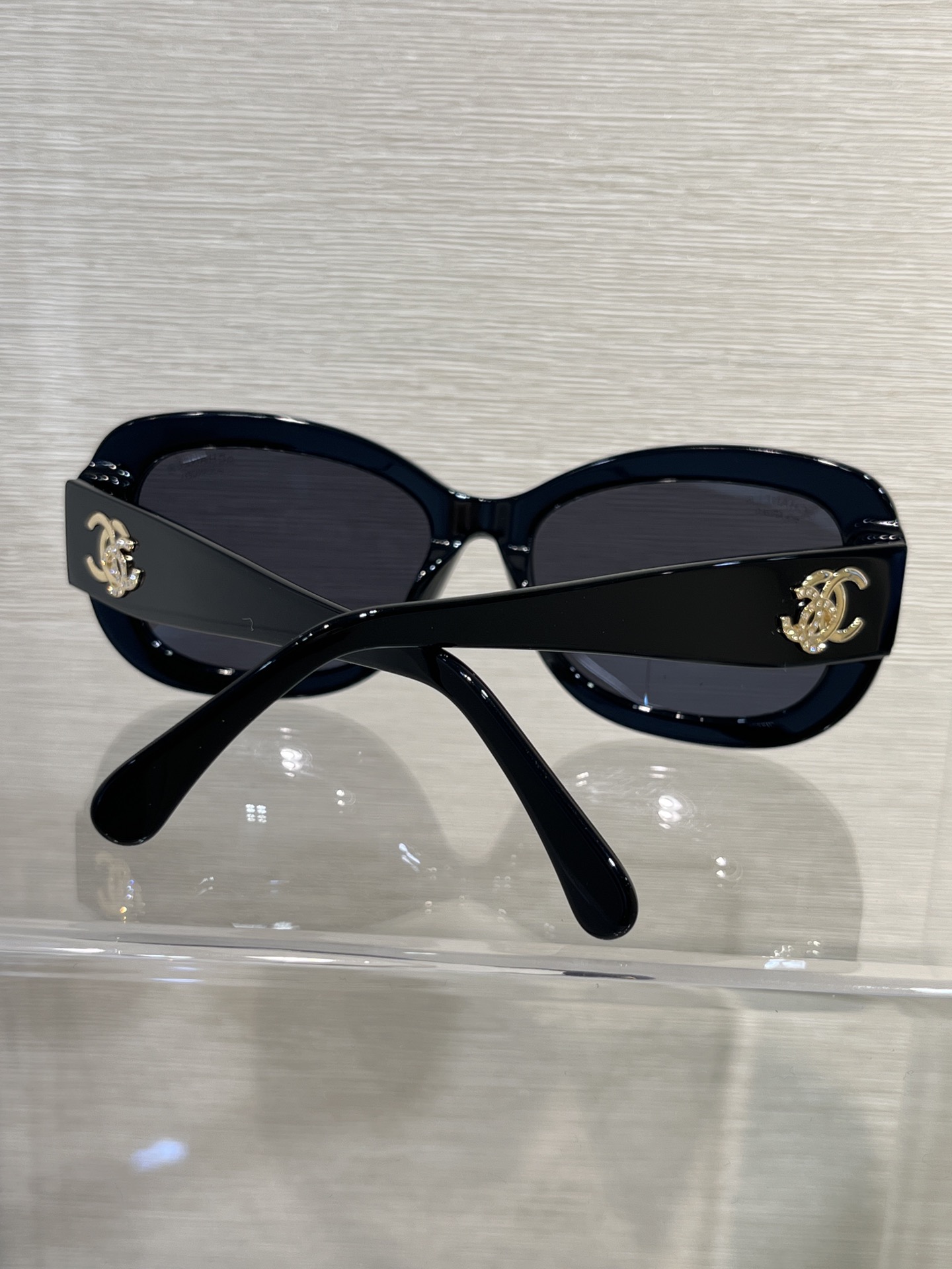 CH5468墨镜\n偏光镜片，小香经典双C钻很闪\nzp级品质佩戴很舒适，防UV☀️\n旅游外出必备单品