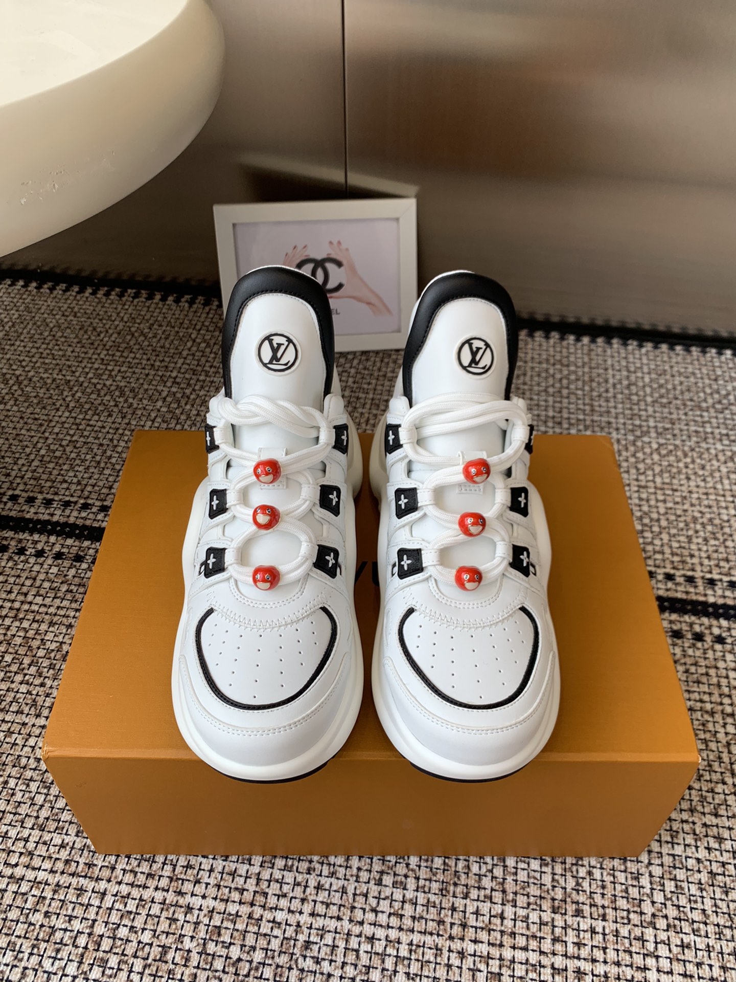 NO:511879,Accessories 50 LV 2025 spring and summer new dad shoes show their youthful vitality, their daily outfits are super eye-catching, and the classic arch design has always been called a beautiful leg artifact!  Absolutely man-friendly, the upper is consistent with cowhide, wear-resistant, and the original mold-opening TPU is a long-lasting TPU, shock-absorbing and wear-resistant, with excellent rebound force, and it looks slim and light and comfortable!  Increase 5cm size 35-41 (40 41 custom made), dad shoes, louis vuitton, cowhide19860909配饰50 LV 2025春夏新款老爹鞋 尽显青春活力,日常穿搭超级抢眼,经典的拱形设计,一向被称之为美腿神器！绝对的人手必备 鞋面原版一致牛皮,耐穿耐磨 大底原版开模TPU,减震耐磨,回弹力超好,上脚巨显瘦.轻盈舒适！增高5cm 码数35-41（40 41定做）,老爹鞋,louis vuitton,cowhide,Women's Shoes