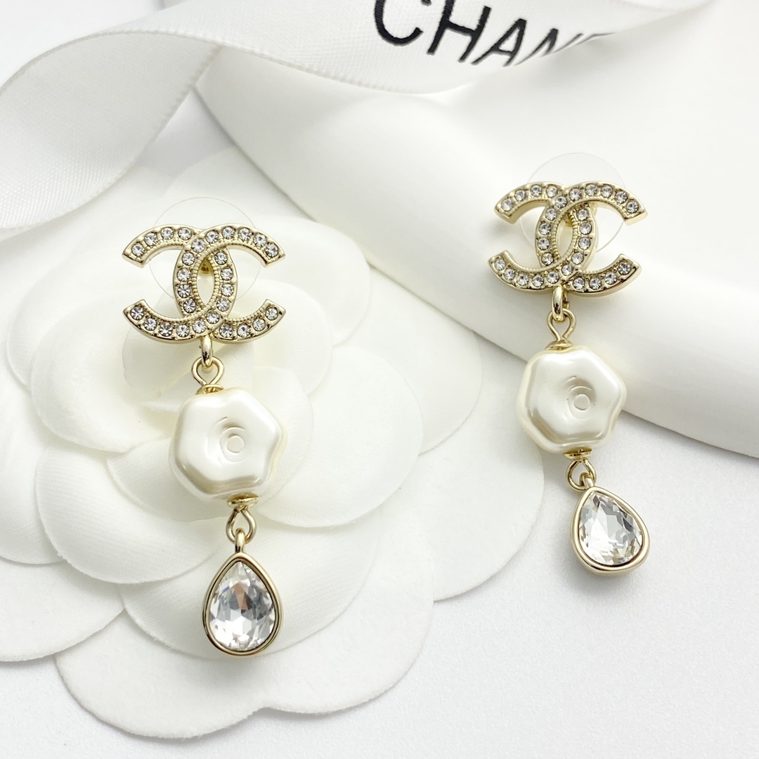 【今日新款】编码E3123   
🛍香奈儿耳钉热销🔥爆上新🆕🆕🆕
😎CHAN 25 双C珍珠云朵流苏耳环