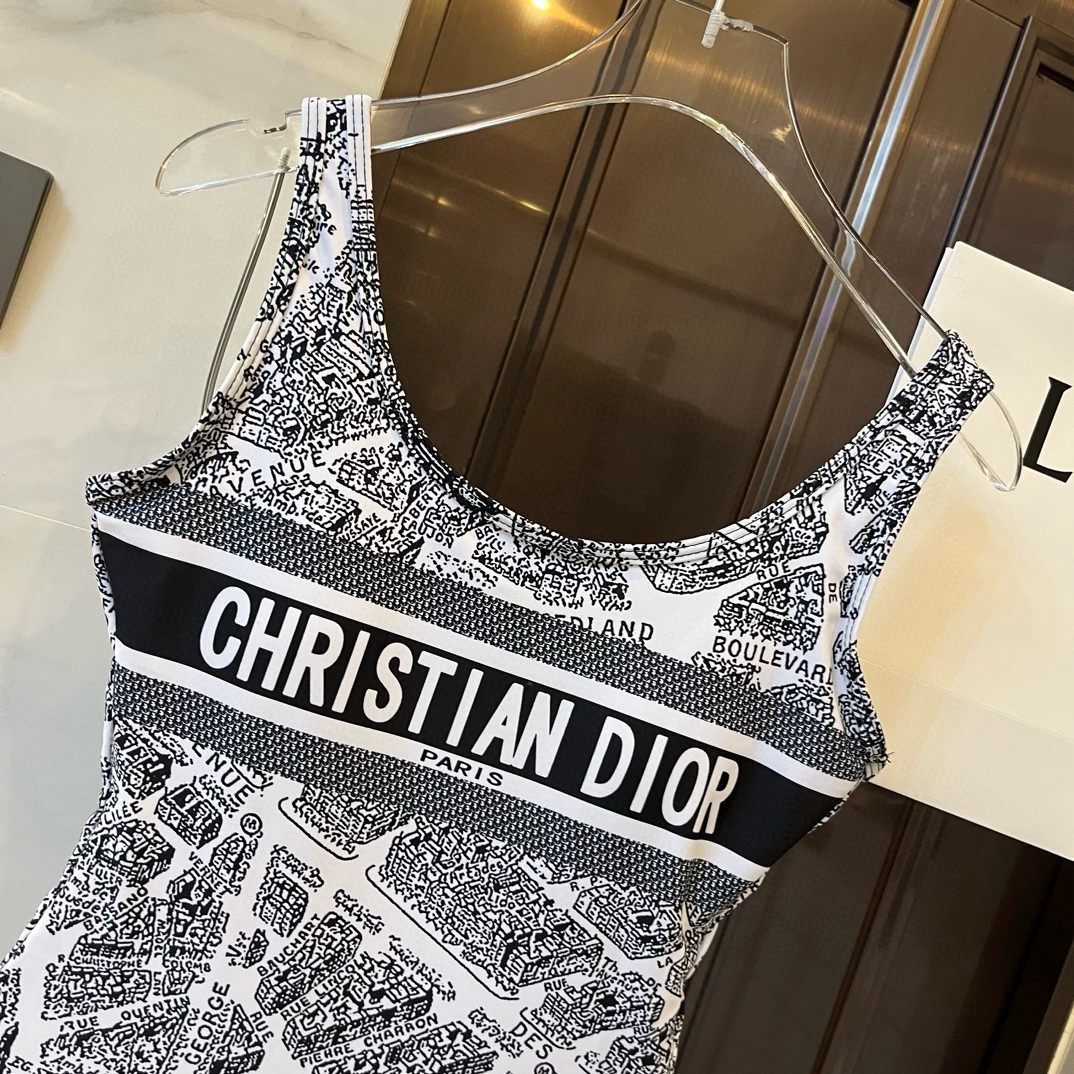  🆕
Dior迪奥新款连体泳衣  😍🥰适合多种场景的游泳衣🏊‍♀️海边 游泳池 温泉 水上乐园 漂流都可