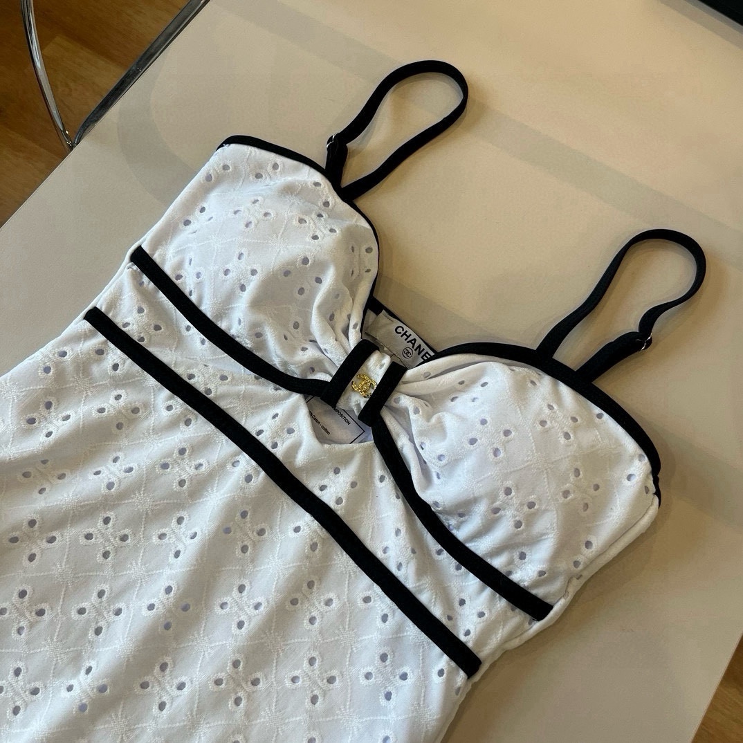 🆕
Chanel 香奈儿连体泳衣 😍🥰适合多种场景的游泳衣🏊‍♀️海边 游泳池 温泉 水上乐园 漂流都