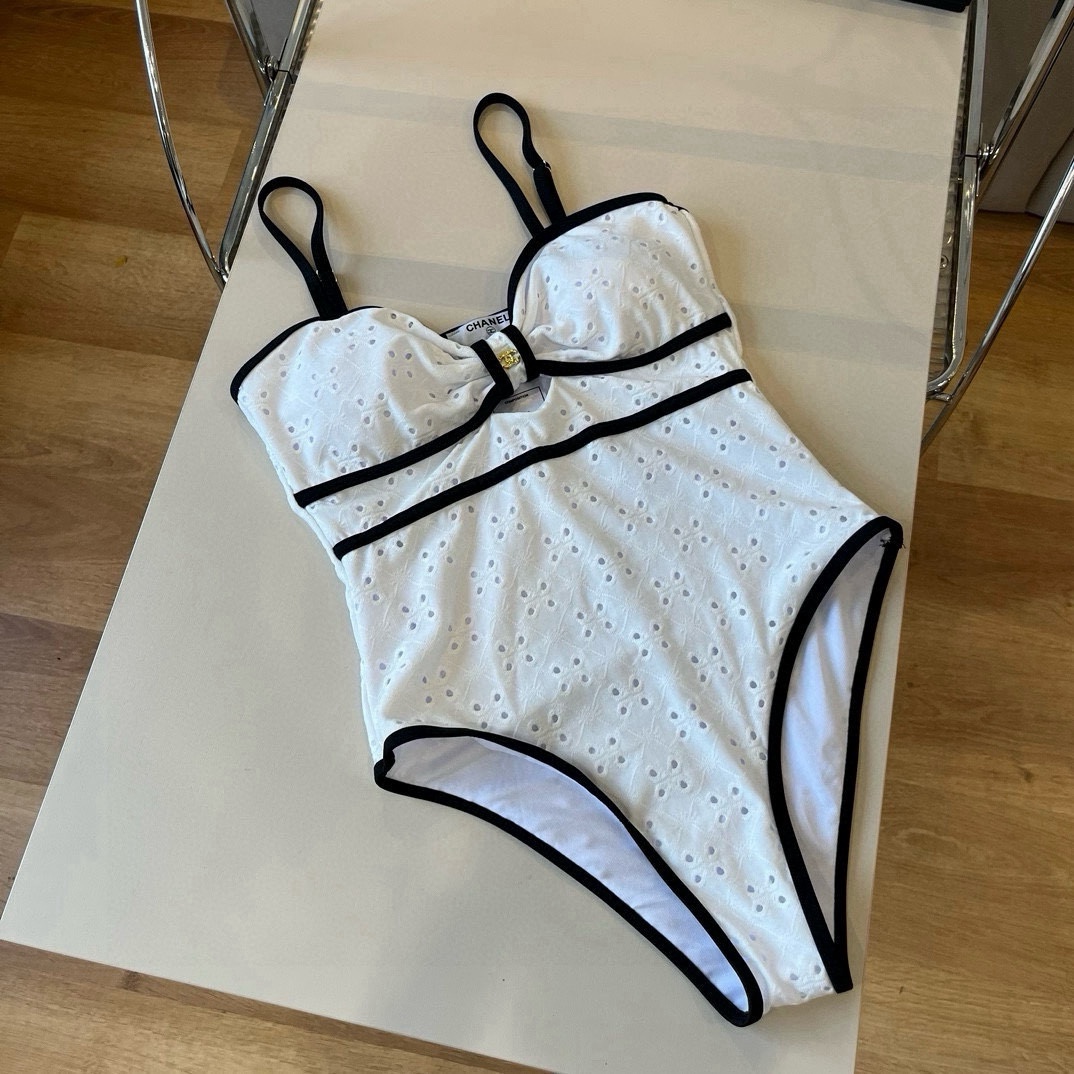  🆕
Chanel 香奈儿连体泳衣 😍🥰适合多种场景的游泳衣🏊‍♀️海边 游泳池 温泉 水上乐园 漂流都