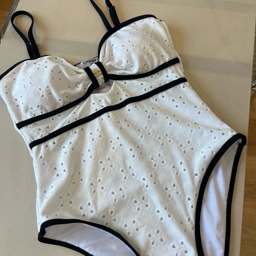  🆕
Chanel 香奈儿连体泳衣 😍🥰适合多种场景的游泳衣🏊‍♀️海边 游泳池 温泉 水上乐园 漂流都