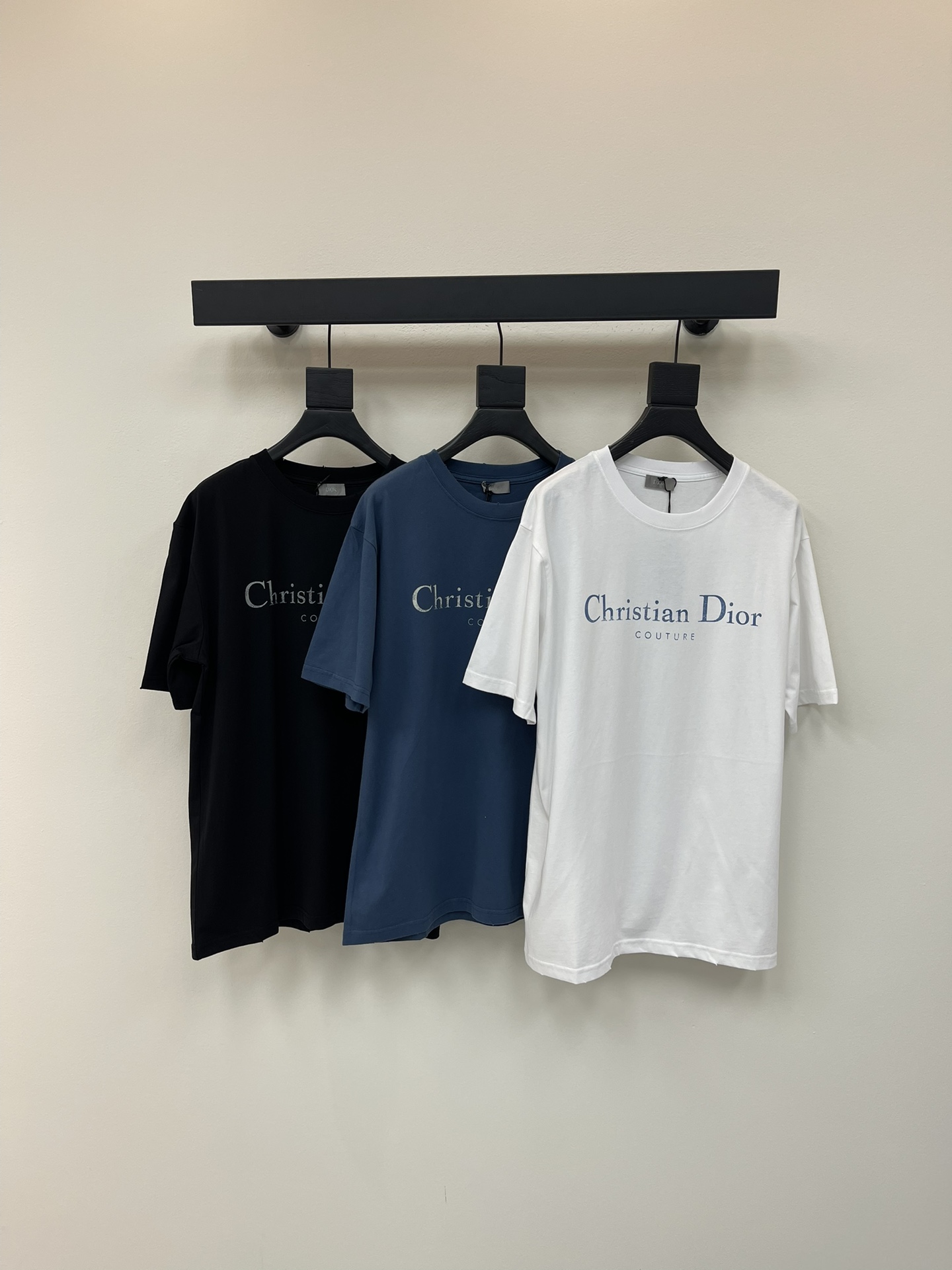 NO:446787,Dio*'s newest mottled letter printing ripped short-sleeved T-shirt on the chest Imported pure cotton fabric has a crisp appearance and has the characteristics of cotton fabric softness. Breathable and dry can quickly drain moisture, sweat and not sticky. High-density dot printing technology. There is a subtle blurred design effect in the printing effect. The film is made of extremely fine yarn material. Adjust and portray the film according to the actual point number. The production difficulty of restoration is relatively high, and the slurry is delicate and the mesh is good. The spot color dot printing is the most advantageous technology of thermosetting ink. The full-piece positioning washing and wear design is combined with 'wearing' and 'knitting' elements. The irregular full-body wear design makes simple garments have a rebellious sense of damage design. The stone grinding and washing process positioning hole treatment. The garment products are laser-positioned by stone mills and hand-destroying. Each wear is purely hand-made to make the natural wear of the fabric achieve the most harmonious visual effect.  After washing water through stone, it can present a rich retro atmosphere. Classic round neck loose style, crisp and stylish upper body, simple color system. Shoulder-length basic style, classic durable and versatile, same style for men and women. SML, dior, T-shirt, tees, t-shirt, alexander wang19860909Dio*新款胸前斑驳字母印花破洞短袖T恤 进口纯棉面料,外观挺括,具有棉织物柔软的特性 透气干爽可以快速排出水分,出汗不粘身 高密度网点印花工艺 印花效果中有细微的虚化设计效果 采用极细的纱网材质制作菲林网板 根据实物对点数在菲林上做出调整刻画 还原的制作难度偏高,浆体细腻过网性好 专色网点印花是热固油墨最具优势的技术 全件定位洗水磨破设计 以“磨破”和“针织”元素结合 不规则的全身磨破设计 让简单成衣带有叛逆的破坏设计感 石磨洗水工艺定位破洞处理 成衣制品采用石磨机激光定位手工破坏磨损效果 每一处磨损处纯手工打造 使面料的自然磨损达到最和谐的视觉效果 通过石磨洗水后能够呈现出浓郁的复古气息 经典圆领宽松版型,上身挺括有型、色系简约 齐肩基础款、经典耐穿百搭,男女同款 码数SML,,dior,T-shirt,tees，t-shirt,alexander wang,Women's clothing