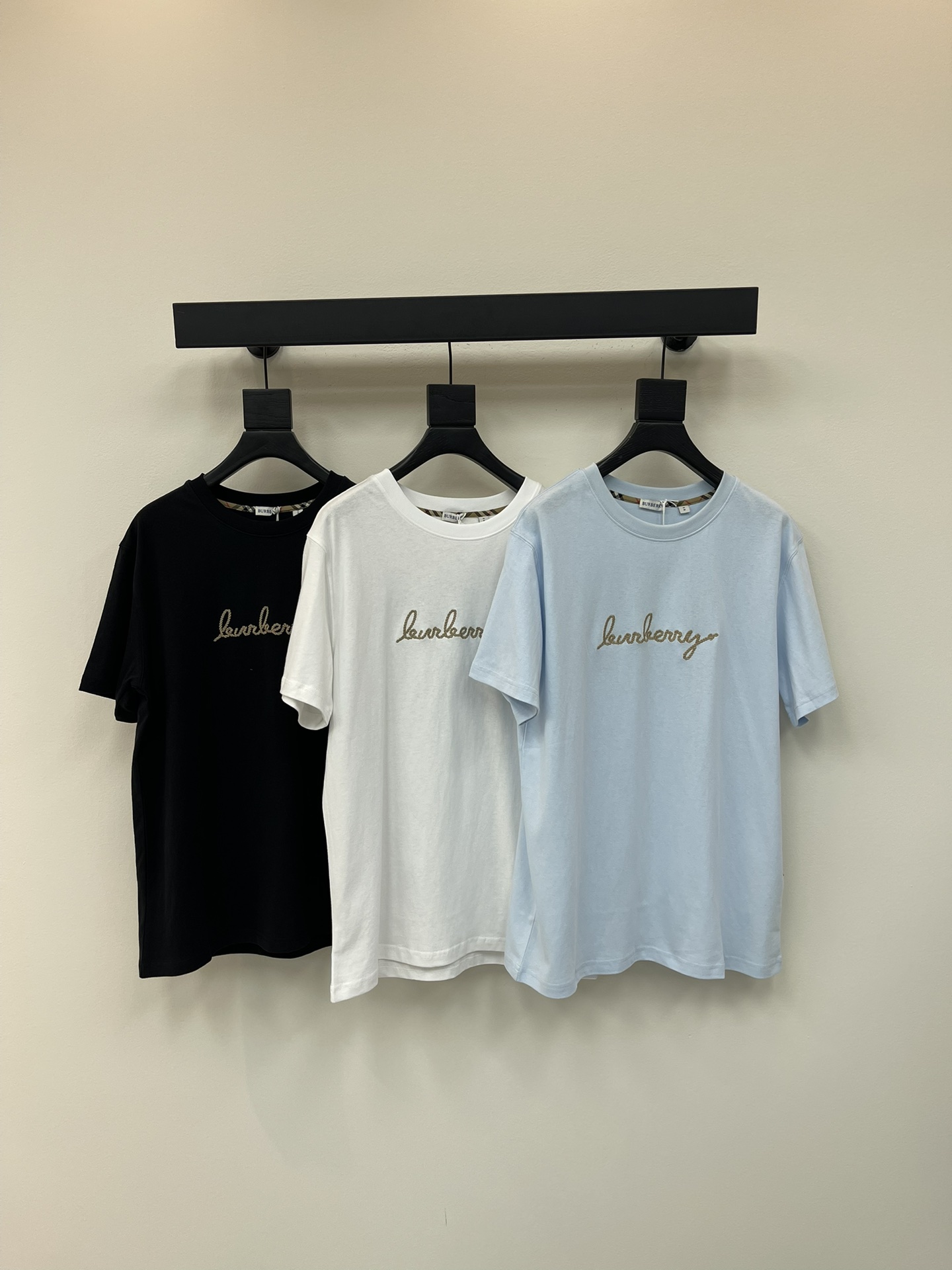 NO:450657,BURBERR*25 Chinese Valentine's limited new war horse embroidered short-sleeved T-shirt. Made of pure cotton fabric, it is soft and comfortable, skin-friendly and breathable. The front is surrounded by traditional Chinese rope knot craftsmanship to outline the brand logo and heart-shaped pattern. The back is decorated with the iconic equestrian knight logo and decorated with plaid elements. The neckline is embellished with plaid trim and the side is equipped with the same series of plaid brands. The casual style design is looser than conventional tailoring. It can be matched with multiple types of clothing to create a fashionable look, the same style as men and women!  SML, burberry, T-shirt,tees, t-shirt,alexander wang19860909BURBERR*25七夕限定新款战马绣花短袖T恤.采用纯棉面料制成,柔软舒适,亲肤透气,正面以中国传统绳结工艺环绕勾勒出品牌徽标与心形图案,背面饰有标志性马术骑士徽标融入格纹元素装饰,领口点缀格纹饰边,侧边配有同系列格纹饰牌,休闲版型设计比常规剪裁更为宽松,能与多类型服饰搭配营造时尚造型,男女同款！SML,,burberry,T-shirt,tees，t-shirt,alexander wang,Women's clothing