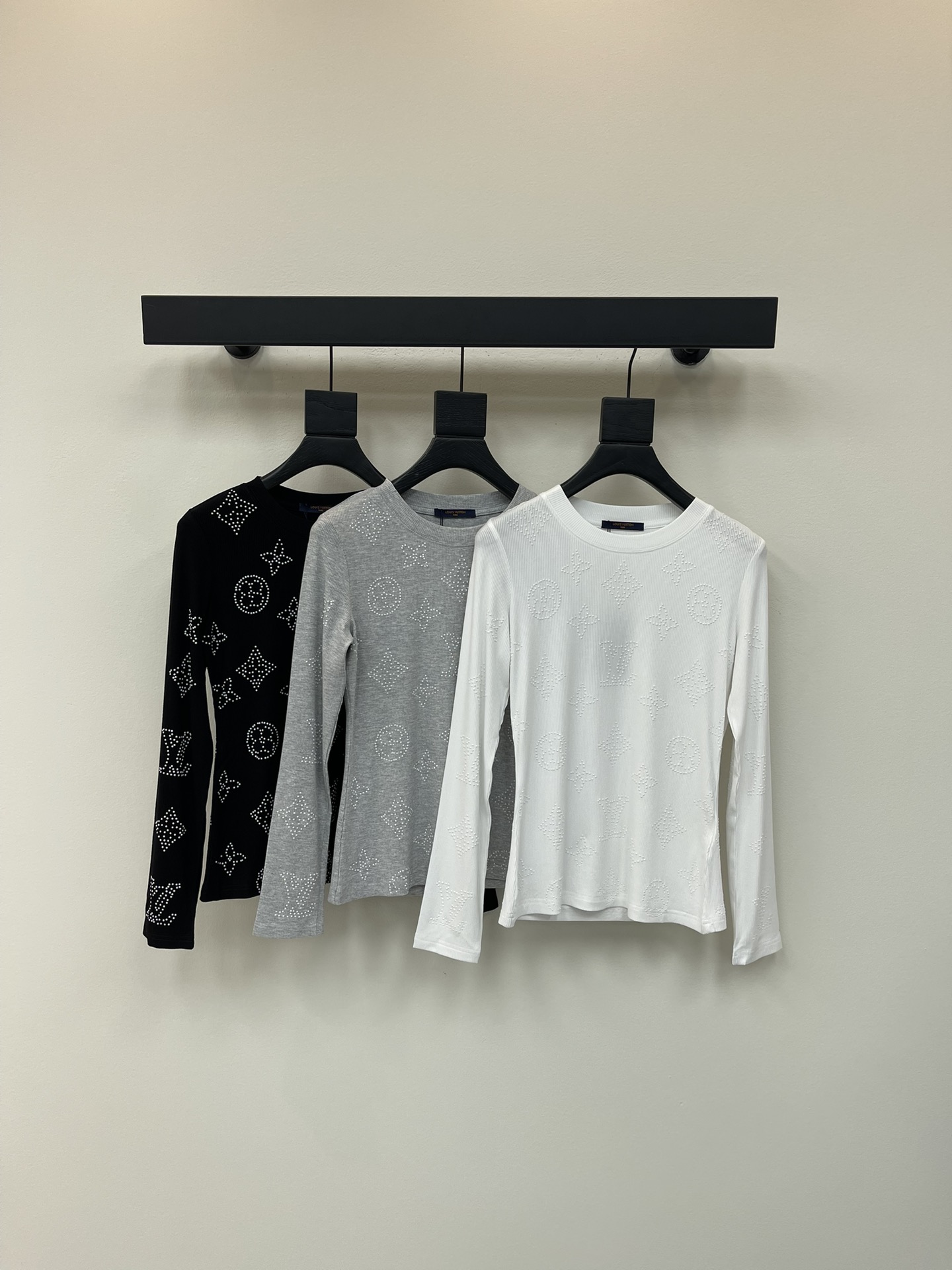 NO:446769,Louis Vuitto*25 autumn and winter new style pearl diamond high elastic long-sleeved base shirt is an indispensable item for autumn and winter wardrobe. It looks very good whether worn alone or in the inner layer. It shows off your figure. Custom threaded cotton fabric. The fabric comes with elasticity and good elasticity. The upper body is soft and comfortable. Full diamond design. The overall wiring is flat and delicate. Versatile style. SML,,louis vuitton,alexander wang.19860909Louis Vuitto*25秋冬新款满身珍珠钻高弹力长袖打底衫 秋冬衣柜不可缺少的单品 无论单穿还是内搭都很好看 很显身材 定制螺纹棉面料 面料自带弹力 回弹力好 上身柔软舒适 满钻设计 整体走线平整细腻 百搭款 SML,,louis vuitton,alexander wang,Women's clothing