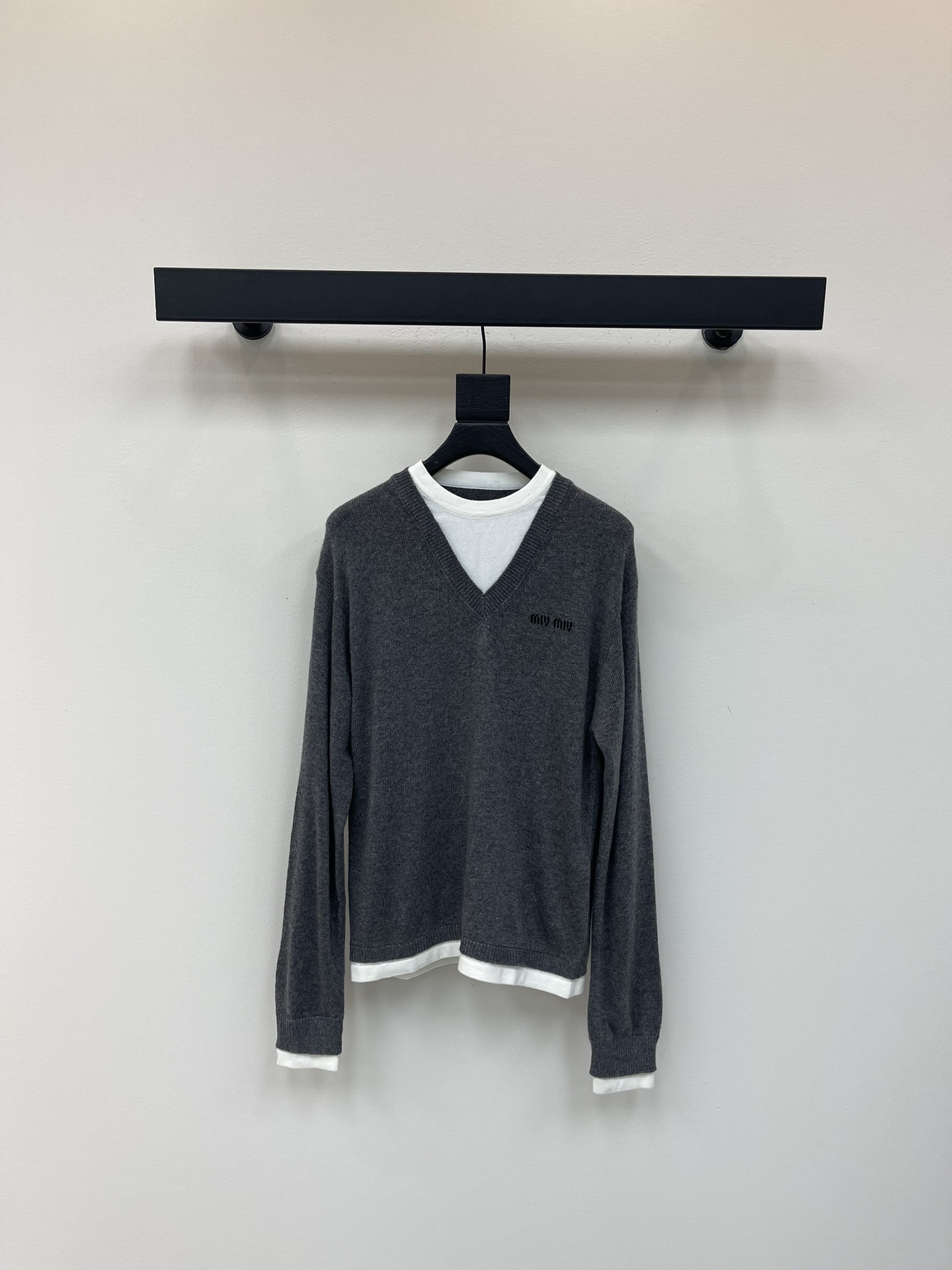 NO:447985,Miumi*25 new contrast knitted long-sleeved pullover sweater!  Customized yarn weaving, elastic and comfortable, breathable and easy to wear, knitted long-sleeved tailoring, beautify the proportion of head and shoulders, and make the inner and outer V contrast colors form a fake two-piece layering effect, exposed from the neckline cuffs and hem respectively, letter logo decoration on the chest, strong retro style, short loose style, inclusive body, playful and age-reducing, richer visual effects, freely control the Miu style, age-reducing and fashionable!  SML, miumiu, sweaters, alexander wang19860909Miumi*25新款撞色针织长袖套头毛衣！定制纱线织造 弹力舒适 透气好穿 针织长袖剪裁 美化头肩比例更显瘦 内圆外V撞色形成假两件叠穿效果 分别从领口袖口和下摆露出 胸前字母徽标装饰 复古风格强烈 松身短款版型 包容身材 风格俏皮减龄 视觉效果更丰富 随意驾驭出Miu系风格 减龄又时髦！SML,,miumiu,sweaters,alexander wang,Women's clothing