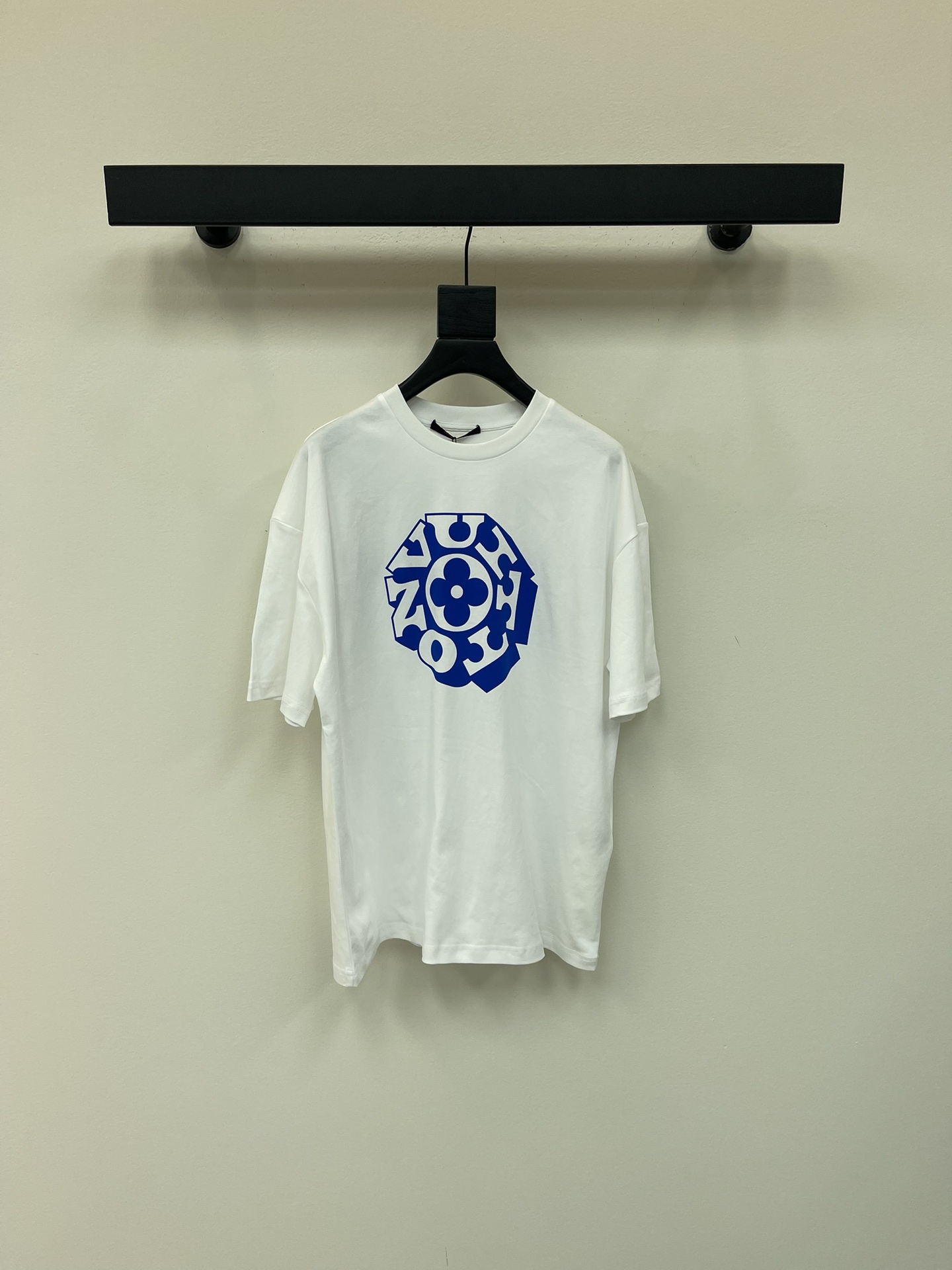 NO:446776,Louis Vuitto*25 new round neck printed short-sleeved T-shirt Customized YB native cotton material breathable and comfortable, full texture Loose shoulder short-sleeved T-shirt cut highlights the brand style Made of gram-weight pure cotton with a slight elasticity Presents a slim visual effect The front four-leaf clover pattern is centered The outer layer surrounds the letter logo echoes the back Full display of style The brand's own fashion sense is instantly created Create a fashionable style at will The inner wear is brilliant and fashionable SML,,louis vuitton, T-shirt,tees, t-shirt,alexander wang19860909Louis Vuitto*25新款圆领印花短袖T恤 定制YB原生全棉材质 透气舒适 质感十足 宽松落肩短袖T恤裁剪 凸显品牌格调 采用克重纯棉制成 略带有弹力 呈现显瘦视觉效果 正面四叶草图案居中 外层环绕字母徽标 与背后形成呼应 全方位展示格调 品牌自带的时尚感立现 随心打造时髦风格 单穿内搭都出彩时髦 SML,,louis vuitton,T-shirt,tees，t-shirt,alexander wang,Women's clothing