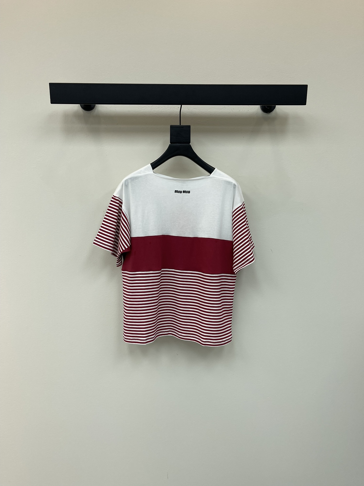 NO:446783,Miumi*25 new cotton striped short-sleeved T-shirt Cotton jersey fabric with contrasting color brand logo embroidery logo Square style Square neckline Age-reducing stripe pattern Elastic style Recommended SML,,miumiu,T-shirt,tees,t-shirt,alexander wang19860909Miumi*25新品棉质条纹短袖T恤 棉质平纹针织面料 饰有撞色品牌标识刺绣徽标 方正版型 方形领口 减龄条纹图案 弹力版型 推荐入手 SML,,miumiu,T-shirt,tees，t-shirt,alexander wang,Women's clothing