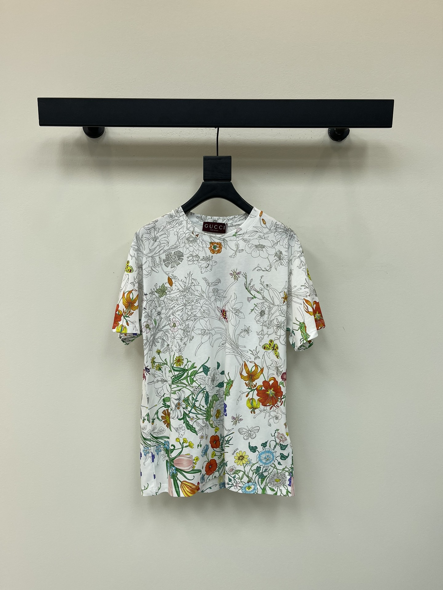 NO:446779,Gucc*25 new printed round neck short-sleeved T-shirt custom YB mercerated cotton material breathable and comfortable, full texture Loose short-sleeved T-shirt cut highlights the brand style Made of gram-weight pure cotton, full of drape, presents a slimming visual effect YB development Large body clear print restores the color gradient effect The collision between the flower and leaf pattern and the collar cuffs Light up the design Easy to show the style Make the outfit full of loose style without losing elegance Create a personal style The inner wear is brilliant and fashionable SML, gucci, T-shirt,tees, t-shirt,alexander wang19860909Gucc*25新款印花圆领短袖T恤 定制YB丝光全棉材质 透气舒适 质感十足 宽松短袖T恤裁剪 凸显品牌格调 采用克重纯棉制成 垂坠感十足 呈现显瘦视觉效果 YB开发 大身清晰印花还原彩色渐变效果 花叶图案与领边袖口的素白色碰撞 点亮设计 轻松彰显风范 让穿搭充满松弛格调 又不失雅致 打造个性风格 单穿内搭都出彩时髦 SML,,gucci,T-shirt,tees，t-shirt,alexander wang,Women's clothing