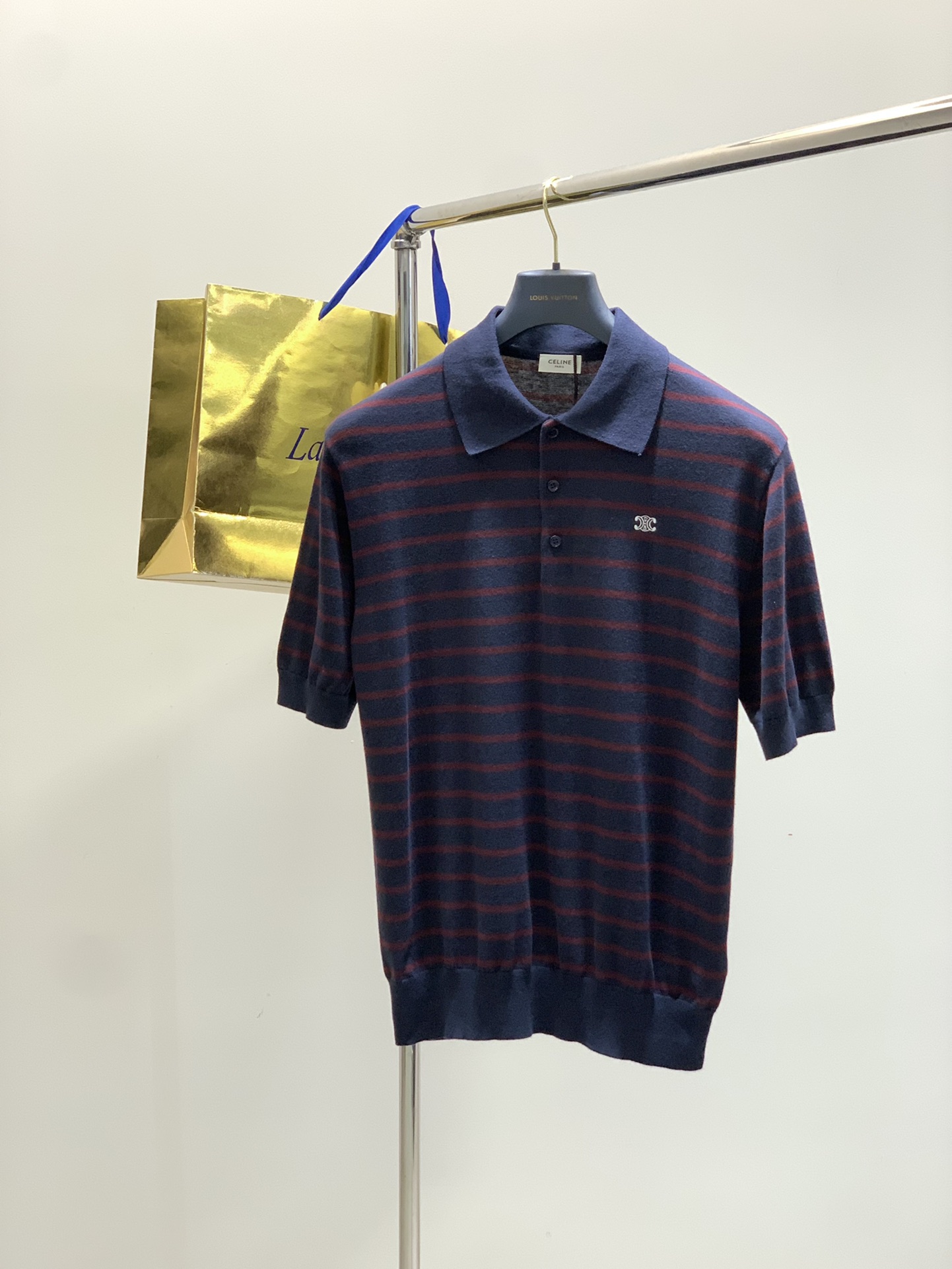 NO:456448,,Celine, new summer products, special counters are available at the same time, original singles, fashionable and casual lapel knitted short-sleeved T-shirt, using imported original fabric, top-grade embroidery craft letter pattern logo, consistently produced with high specifications, skin-friendly and breathable, ready-to-wear all have very good texture, fashionable and handsome upper body, complete three standards, S-XL size SMLXL length 65676971 bust 52545658 shoulder width 46485052 sleeve length 25.52626.527, ,celine, T-shirt,tees, t-shirt,alexander wang19860909,Celine 瑟琳,夏季新品,专柜同步有售,原单狠货,时尚休闲翻领针织短袖T恤,采用进口原版面料,顶级刺绣工艺字母图案logo,一贯的高规格出品,亲肤透气,成衣包括质感都非常好,上身时尚帅气,三标齐全,码数S-XL 尺码SMLXL 衣长65676971 胸围52545658 肩宽46485052 袖长25.52626.527,,celine,T-shirt,tees，t-shirt,alexander wang,Men's clothing