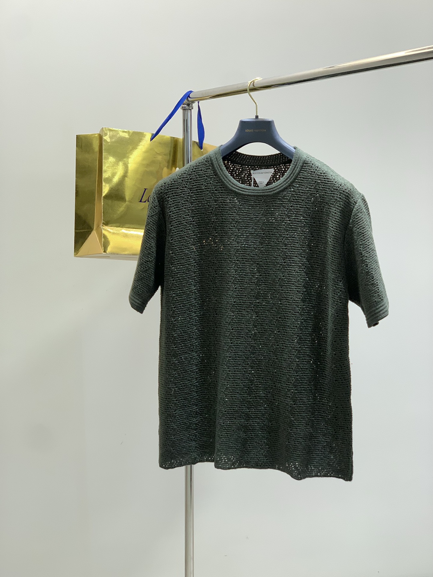 Bottega Veneta 2025 Summer New Fashion Recreational Circle-Wire T-shirts: High-Class Unique Design - 图片 1