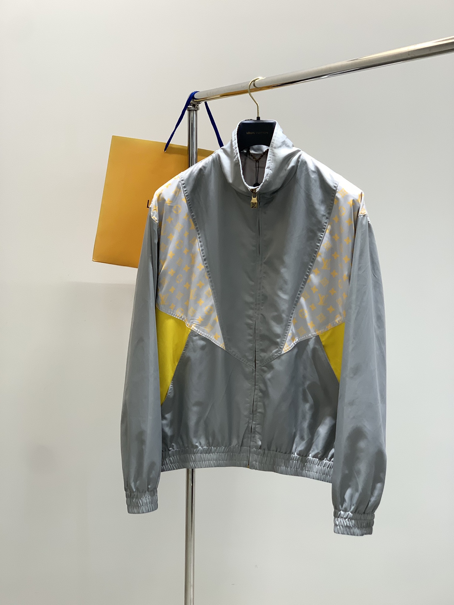 NO:456433,,LouisVuitton, the latest spring model, available at the counter at the same time, original single product, fashionable casual jacket, very distinctive on the upper body!  Eye-catching and highlighted, imported original fabric, top-grade printing craft letter pattern decorative logo, original hardware accessories, simple but not lacking in fashion, classic and atmospheric, comfortable and breathable, handsome and stylish on the upper body, size 46-52 Size 46485052 Clothes length 69707172 Shoulder width 54555657 Bust 63656769,,louis vuitton,louis vuitton,jackets & coats,jackets & coats,alexander wang19860909,LouisVuitton 路易威登,春季最新款,专柜同步有售,原单狠货,时尚休闲夹克外套,上身很有特点！吸睛而有亮点,进口原版面料,顶级印花工艺字母图案装饰Logo,原版五金辅料,简单而不失时尚,经典大气,舒适透气,上身帅气有型,码数46-52 尺码46485052 衣长69707172 肩宽54555657 胸围63656769,,louis vuitton,louis vuitton,jackets & coats,jackets & coats,alexander wang,Men's clothing