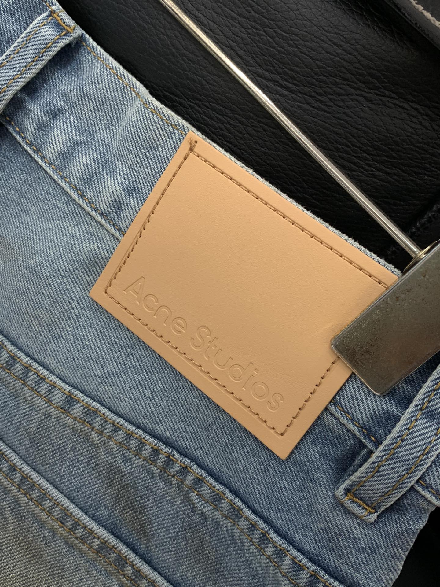 Acne Studios Spring 2025: Fashion Jeans with Youthful Style and Original Details - 图片 9