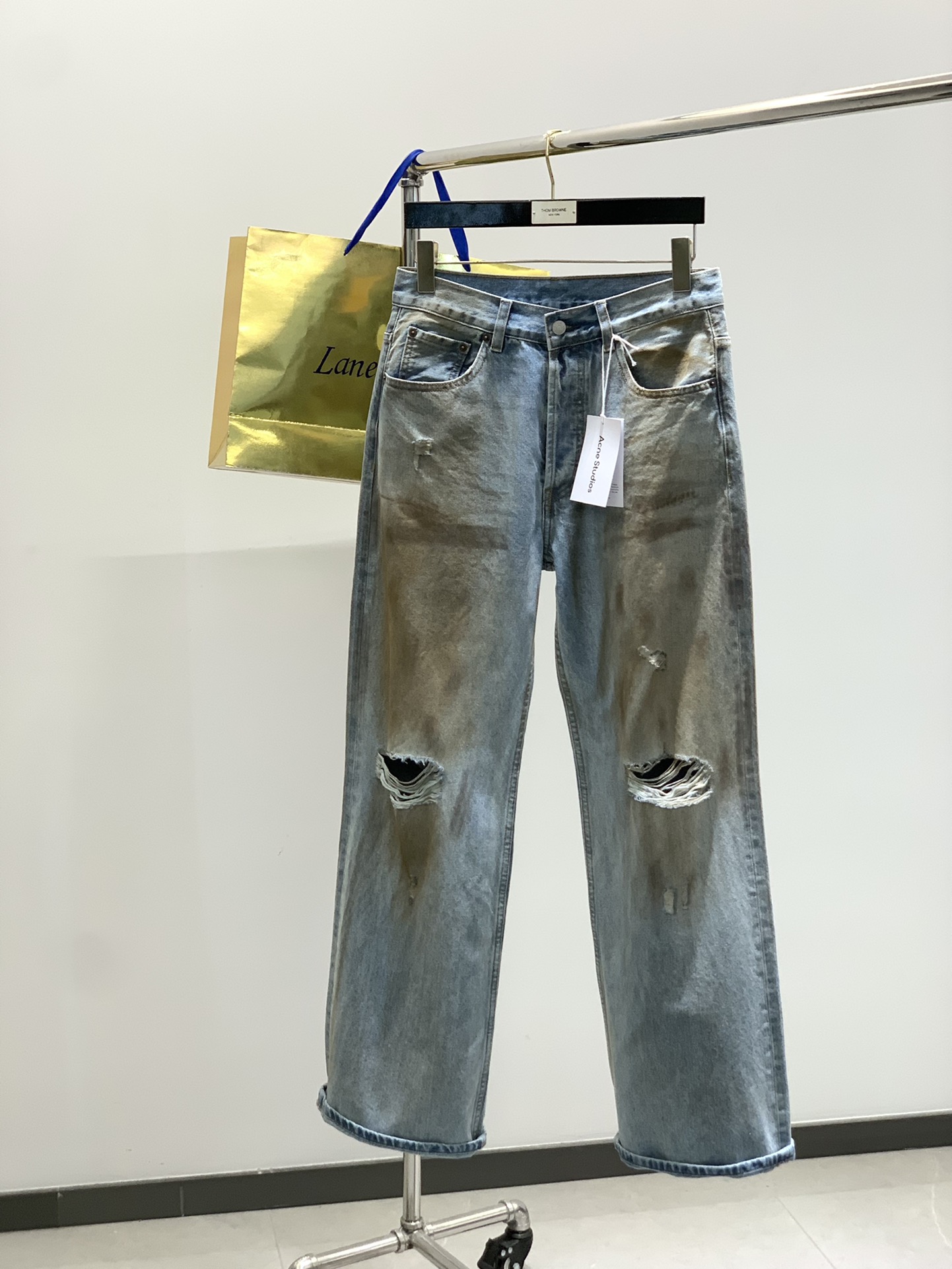 Acne Studios Spring 2025: Fashion Jeans with Youthful Style and Original Details