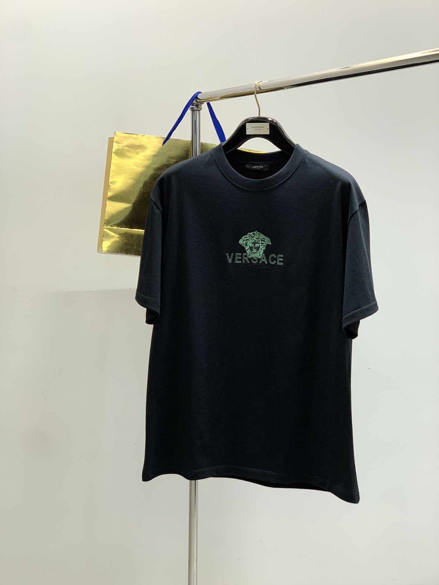 NO:458408,,Versace Versace, the latest summer products in 2025, available at the counter at the same time, original singles, fashionable and casual round neck short-sleeved T-shirt, imported original fabric, top-grade embroidery craft letter pattern logo, extremely high-end, comfortable and versatile, handsome and stylish on the upper body!  2 colors recommendation, code number S-XL, versace, versace, T-shirt, tees, t-shirt, alexander wang19860909,Versace 范思哲,2025夏季最新品,专柜同步有售,原单狠货,时尚休闲圆领短袖T恤,进口原版面料,顶级刺绣工艺字母图案logo,档次极高,舒适百搭,上身帅气有型！2色推荐,码数S-XL,,versace,versace,T-shirt,tees，t-shirt,alexander wang,Men's clothing