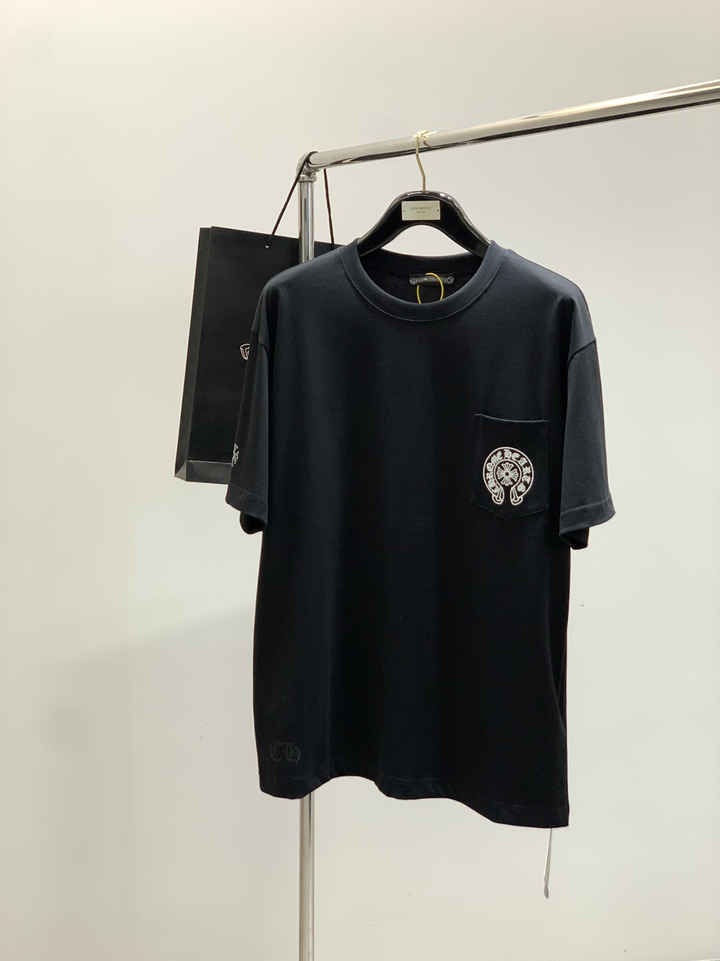 NO:458403,,Chrome Hearts, 2025 summer new product, special counters are available at the same time, original singles, fashionable and casual round neck short-sleeved T-shirt, using imported original fabric, top-grade printed craft letter pattern logo, unique design, counter selling appearance, fashionable and handsome upper body, 2 colors recommendation, S-XL, chrome hearts, chrome hearts, T-shirt, tees, t-shirt, alexander wang19860909,Chrome Hearts 克罗心,2025夏季新品,专柜同步有售,原单狠货,时尚休闲圆领短袖T恤,采用进口原版面料,顶级印花工艺字母图案logo,独特设计,专柜卖相,上身时尚帅气,2色推荐,码数S-XL,,chrome hearts,chrome hearts,T-shirt,tees，t-shirt,alexander wang,Men's clothing