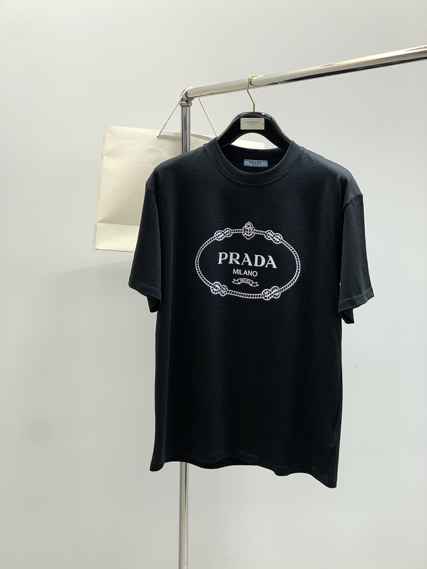 NO:458413,,PRADA Prada, the latest summer products in 2025, available at the same time for counters, fashionable and casual round neck short-sleeved T-shirts, imported original fabrics, extremely complex workmanship, the only channel that can be used as a purchasing agent level, top-level printing craft letter pattern logo, extremely high grade, comfortable and versatile, handsome and stylish upper body, 2 colors recommendation, code number M-3XL,,prada,prada,T-shirt,tees,t-shirt,alexander wang19860909,PRADA 普拉达,2025夏季最新品,专柜同步有售,时尚休闲圆领短袖T恤,进口原版面料,做工极为复杂,唯一可以做代购级别的渠道狠货,顶级印花工艺字母图案logo,档次极高,舒适百搭,上身帅气有型,2色推荐,码数M—3XL,,prada,prada,T-shirt,tees，t-shirt,alexander wang,Men's clothing