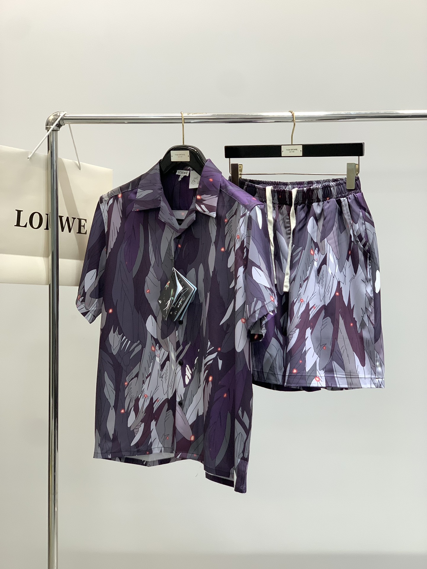 “Loewe Summer 2025 Collection: Synchronised Cabinets, Fashionable Suits, and More!” - 图片 9