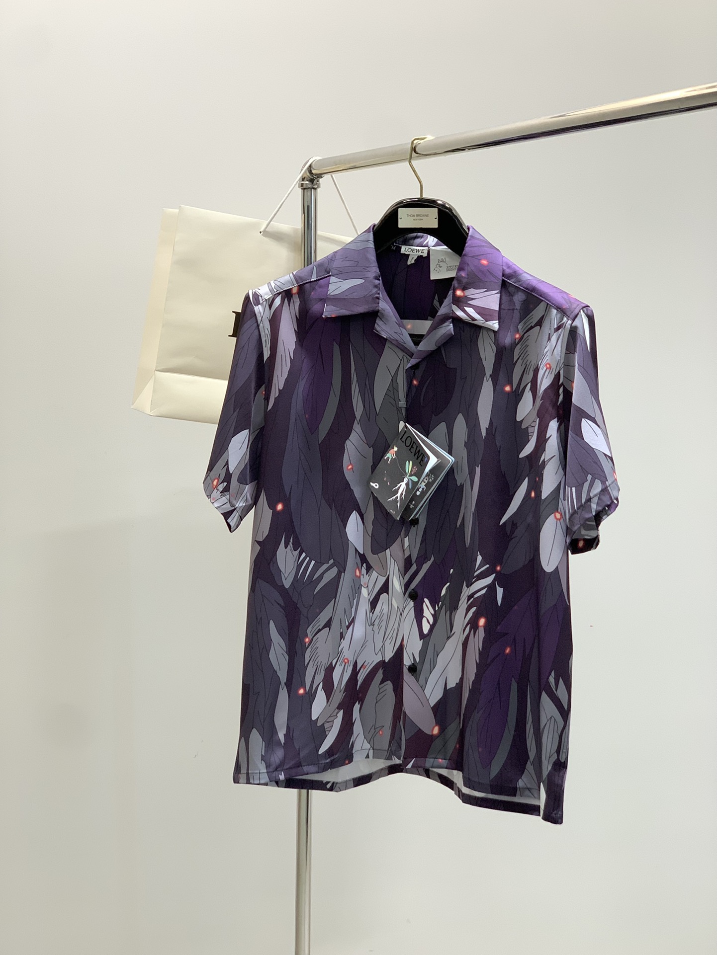 “Loewe Summer 2025 Collection: Synchronised Cabinets, Fashionable Suits, and More!” - 图片 1