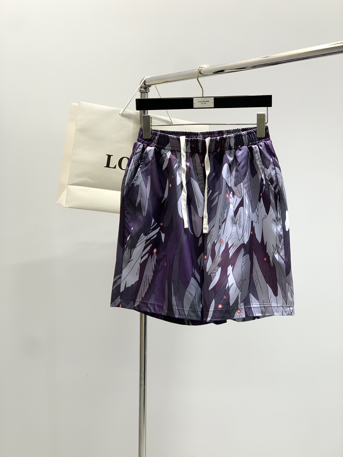 “Loewe 2025 Summer Collection: Stylish Clothes and Shorts with Synchronized Cabinets” - 图片 1
