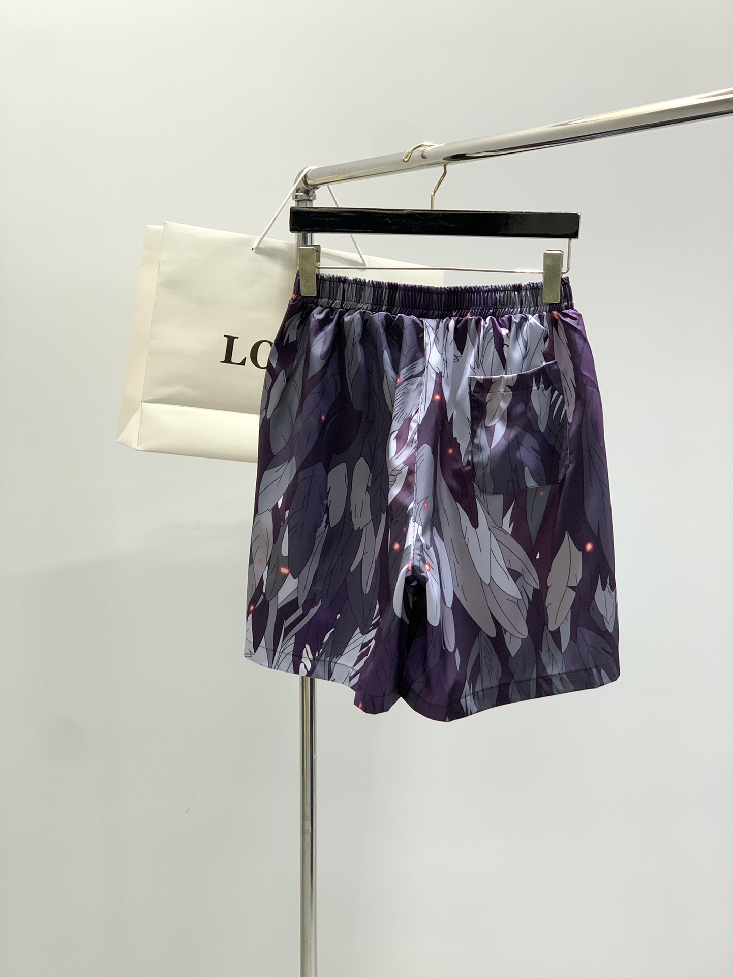 “Loewe 2025 Summer Collection: Stylish Clothes and Shorts with Synchronized Cabinets” - 图片 2